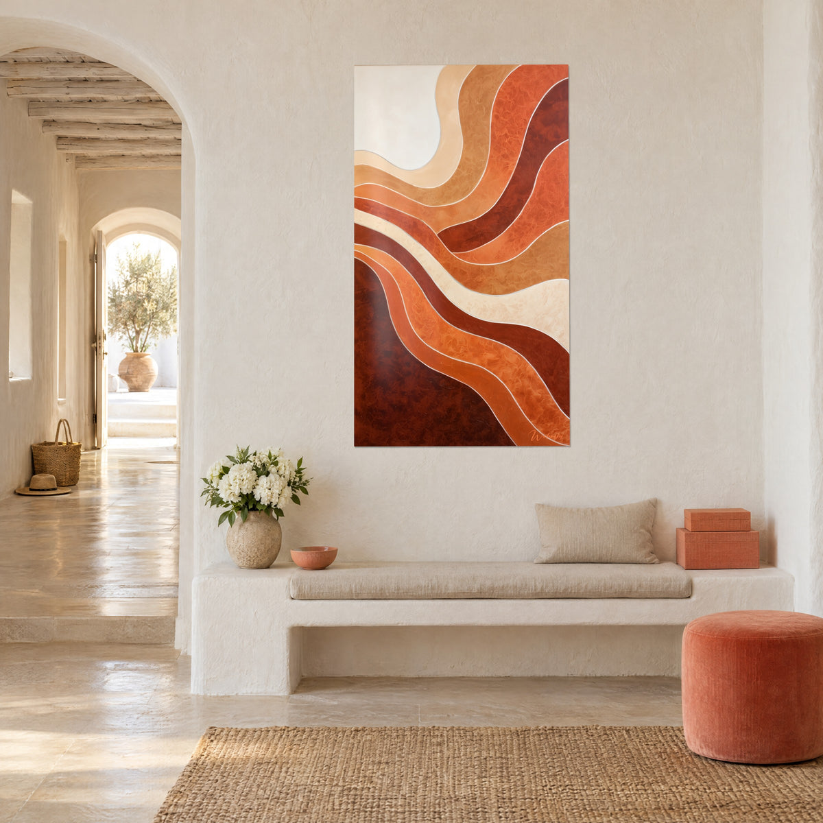 Cuadro de olas terracota y siena con reflejos plateados, vista de tres cuartos, banqueta blanca, casa mediterránea