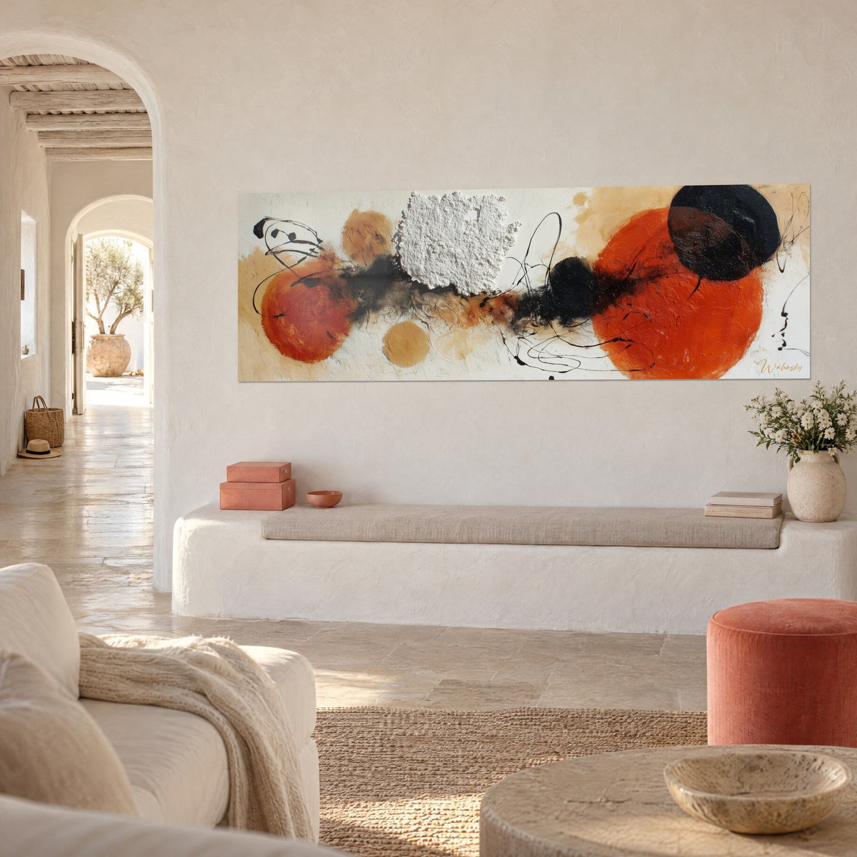 Tableau panoramique aux cercles rouille et noirs, taches sable et traits d'encre fins, mur blanc, maison méditerranéenne