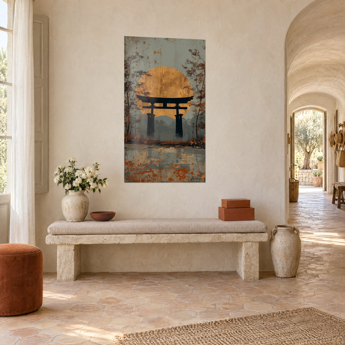 Schilderij met een ebbenhouten Shinto-boog tegen een grijsgroene hemel, ronde okerkleurige zon, koperkleurige weerspiegelingen in het water, boven een stenen bank in een Provençaals landhuis