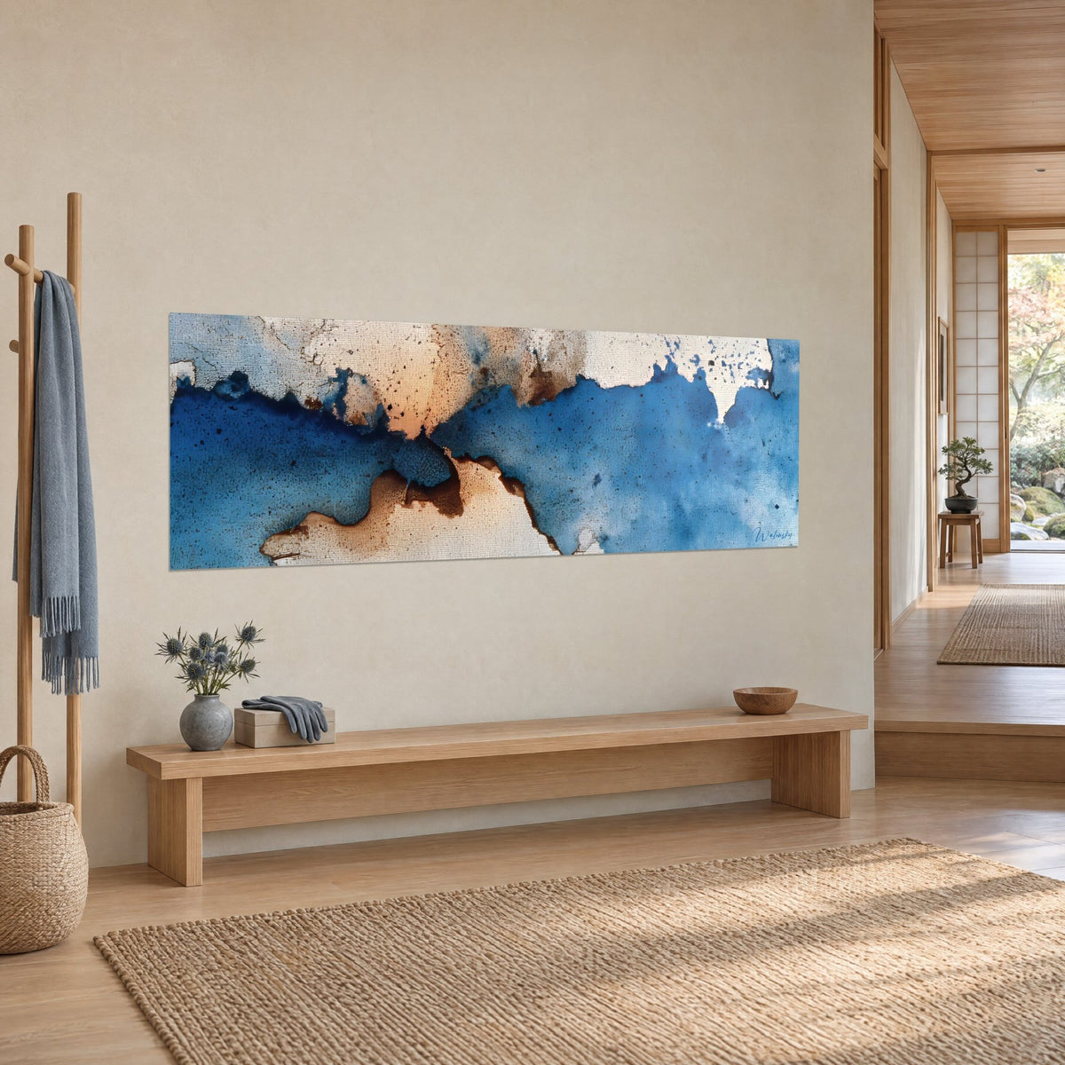 Gemälde im Panorama-Format aus Ozeantusche, marineblaue und gebrannt-ockerfarbene Schichten, dreiviertel Ansicht über einer Bank aus hellem Holz