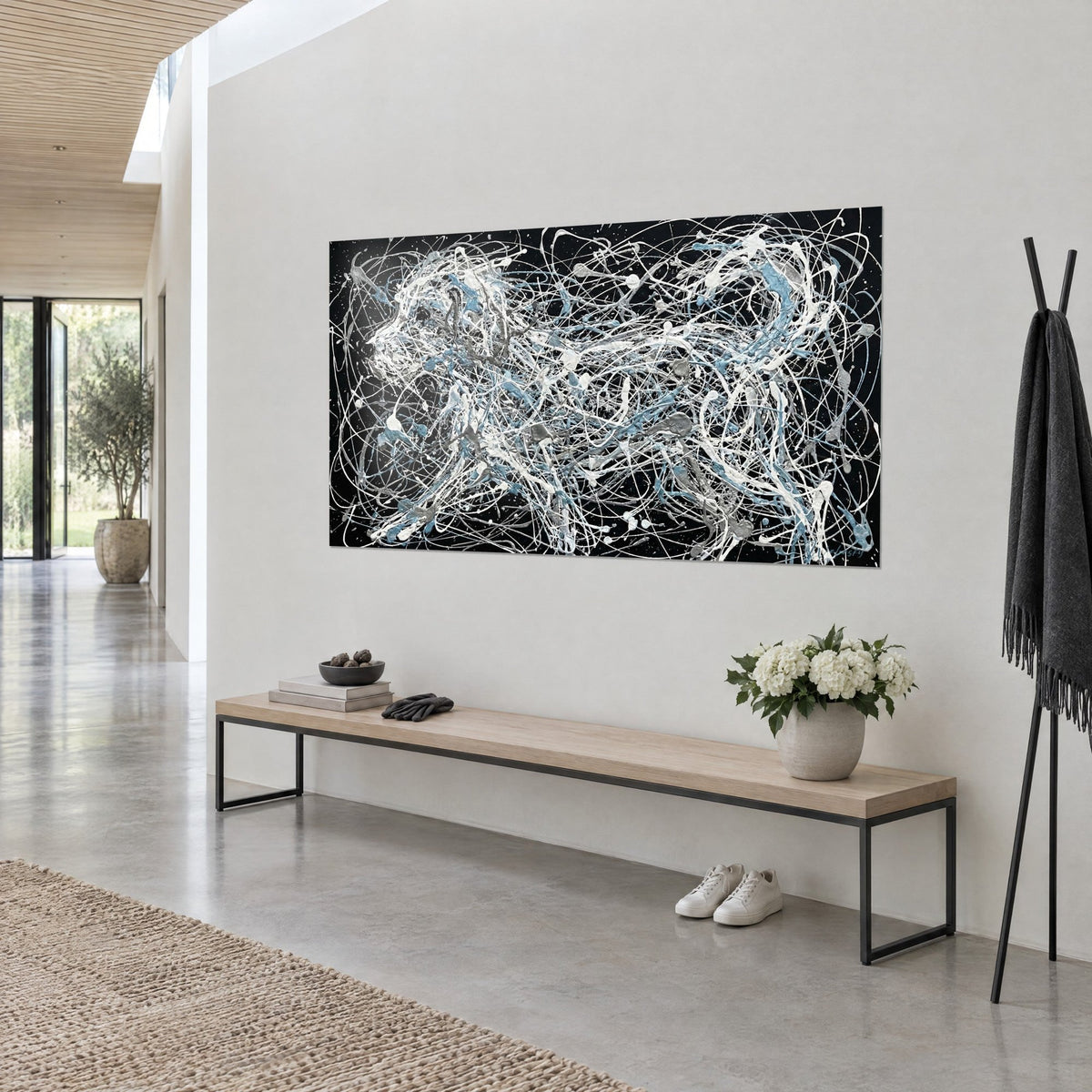 Πίνακας παγετώνας με λευκές και γκρι ρευστές γραμμές σε βαθύ μαύρο, τρίτο προφίλ, σε σαλόνι με ανοιχτόχρωμους τοίχους