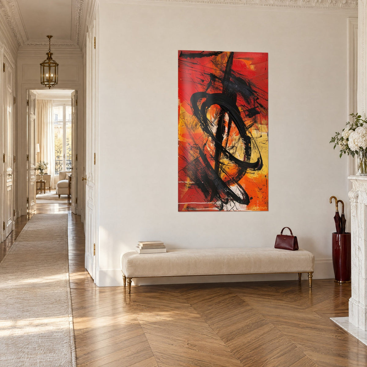 Gemälde vertikal expressionistisch, schwarze Tuschellipse auf scharlachrotem und gelbem Grund, Parkettflur, cremefarbene Bank, Haussmann-Wohnung
