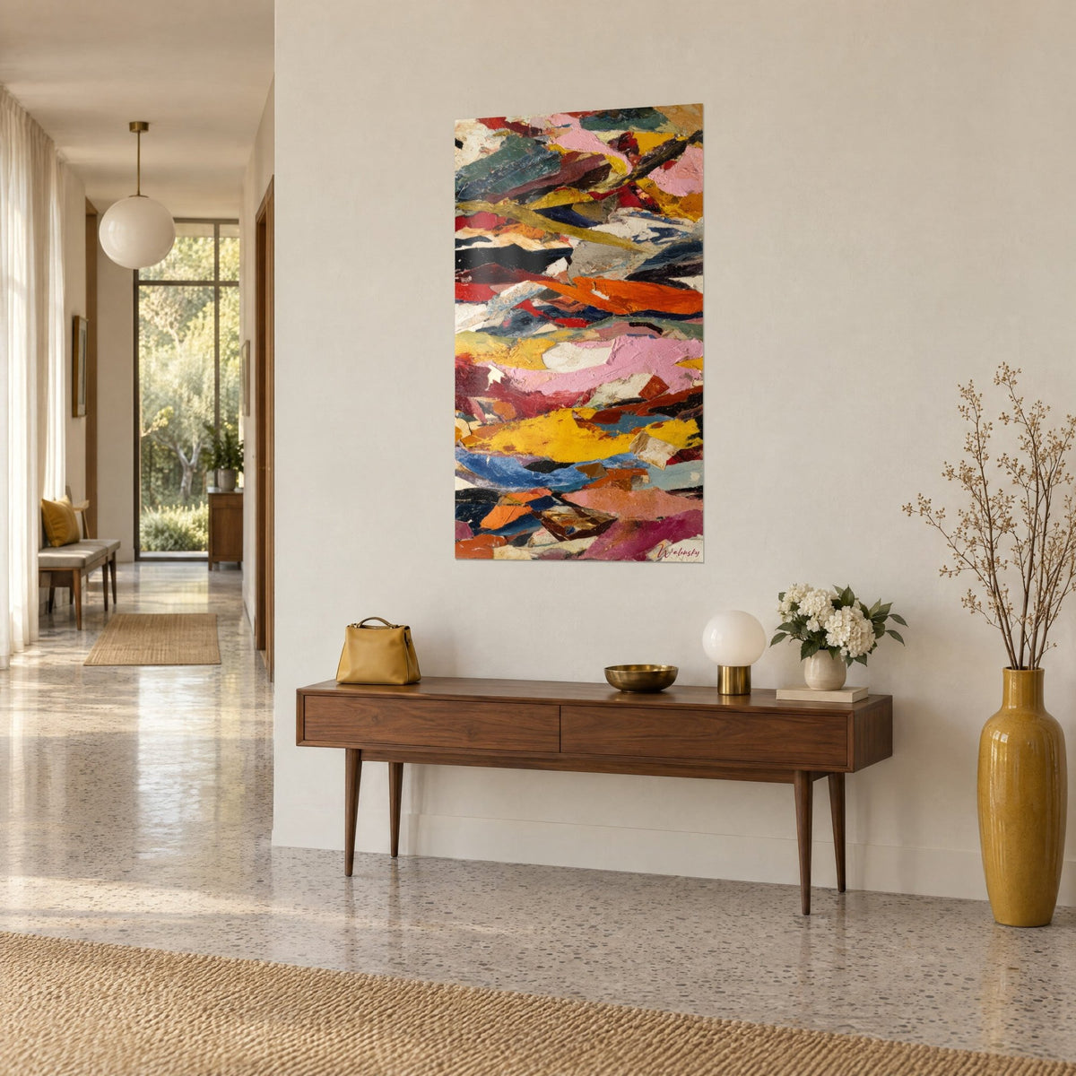 Tableau peinture abstraite en empâtements ocre doré et rouge carmin, vue de trois-quarts au-dessus d'une console, maison années 50