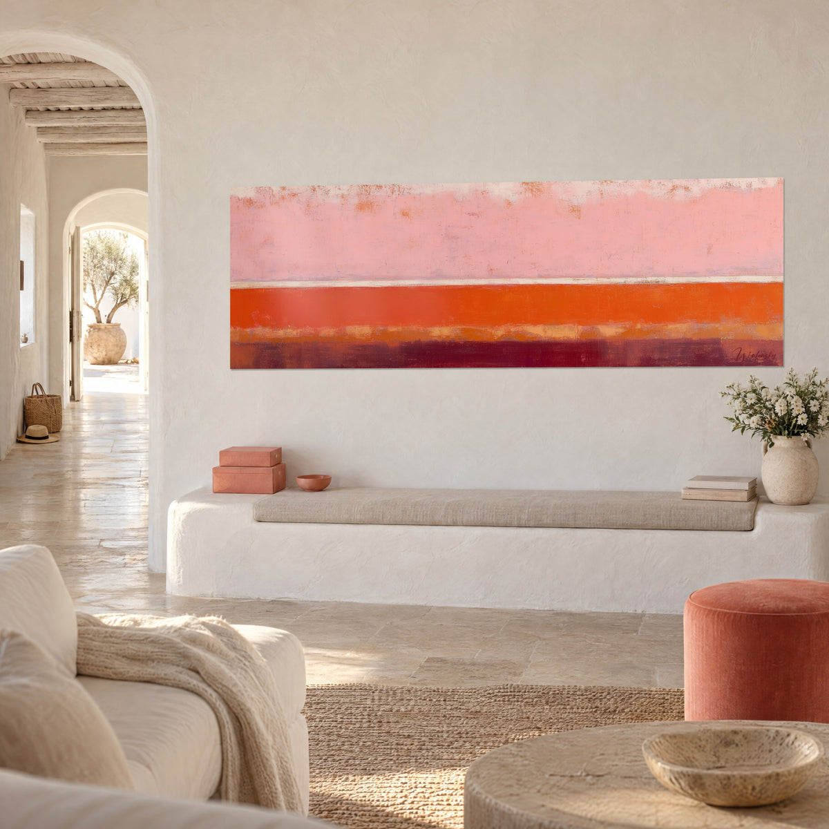 Tableau panoramique de bandes corail et bordeaux, ligne blanche fine, mur chaulé avec banquette en pierre blanche