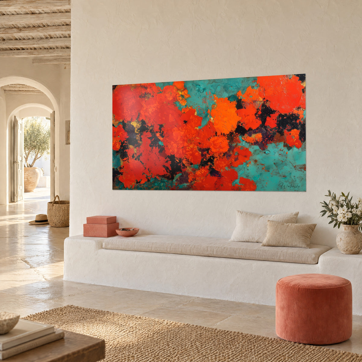 Schilderij abstracte bloemen in fel oranje en houtskoolzwart op turquoise, in driekwartaanzicht naast een witte bank
