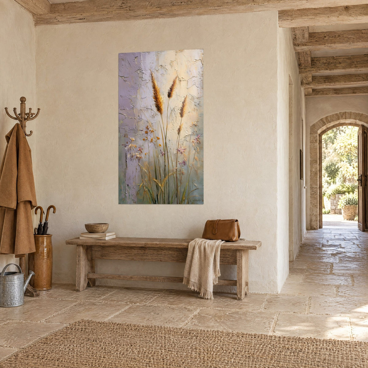 Quadro erbe ambrate in pittura a impasto spesso, sfondo lilla e crema, appeso sopra una panca di legno, casa in pietra