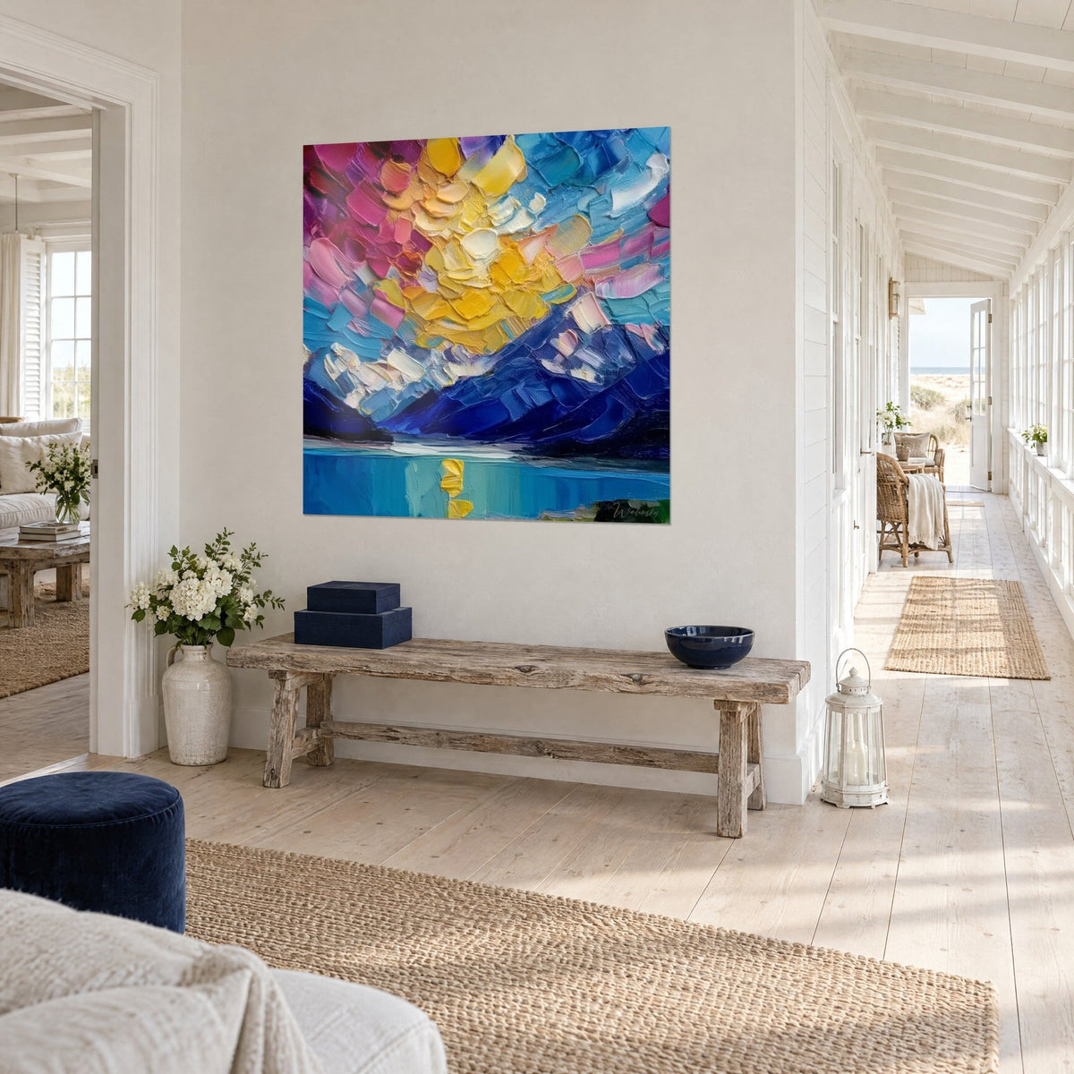 Tableau reflets dorés sur un lac turquoise, pâte épaisse jaune et bleu cobalt, vu de trois-quarts dans un couloir de maison de bord de mer