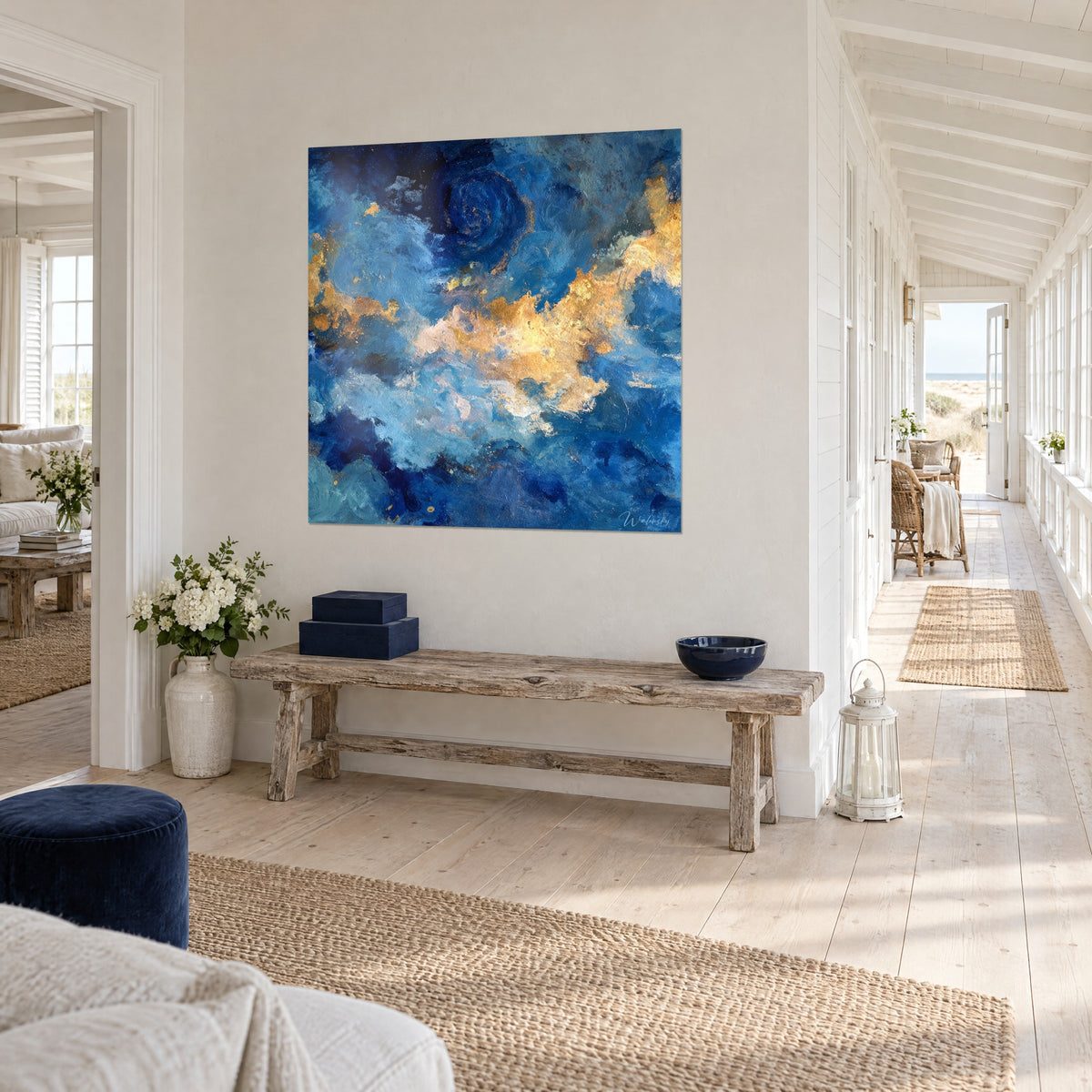 Schilderij wolken in oker en honing op indigoblauwe achtergrond, paletmes-impasto, opgehangen in een lichte gang aan zee