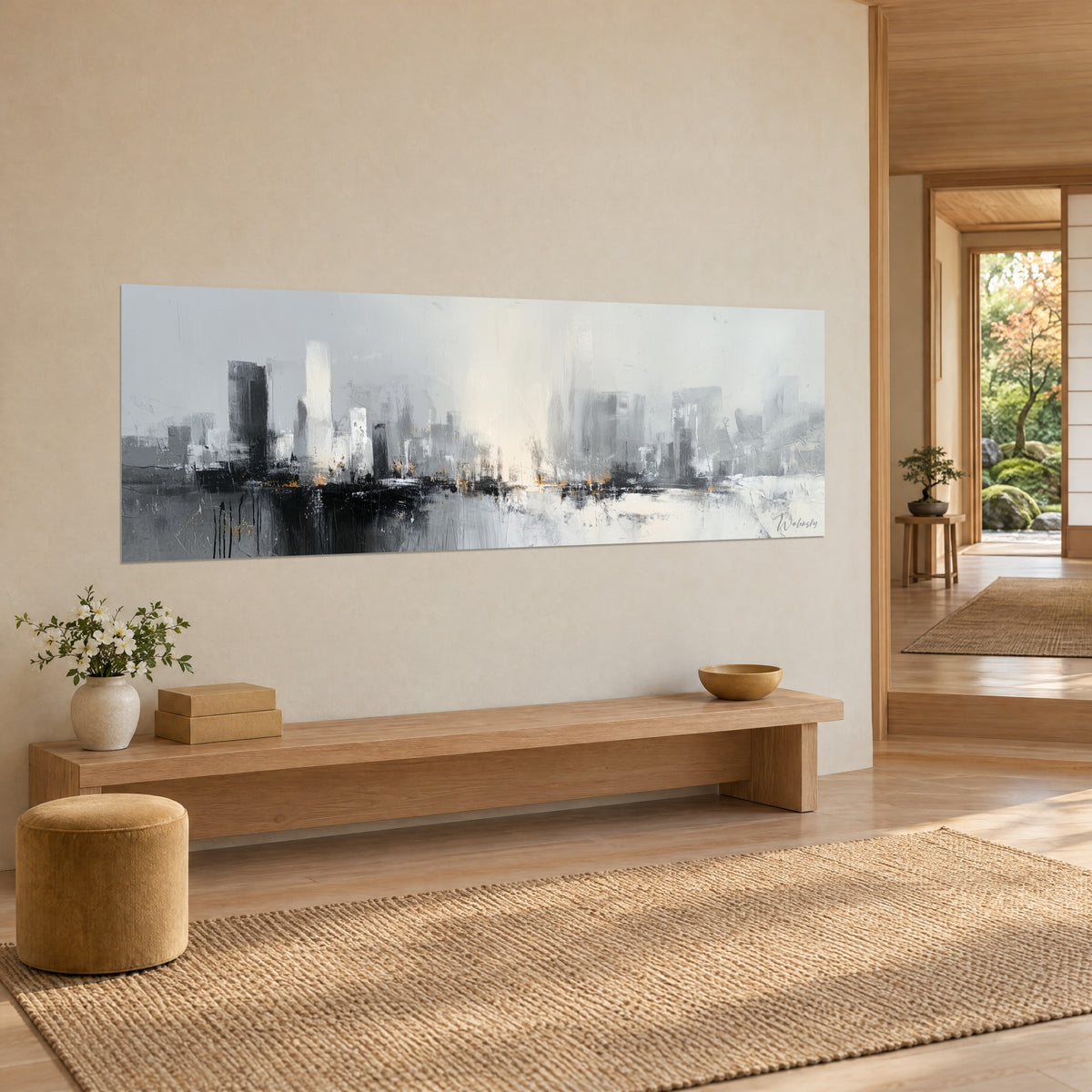 Quadro metropoli velata di foschia, grattacieli grigio perla e ocra, tocchi dorati di pennello, appeso in una stanza japandi