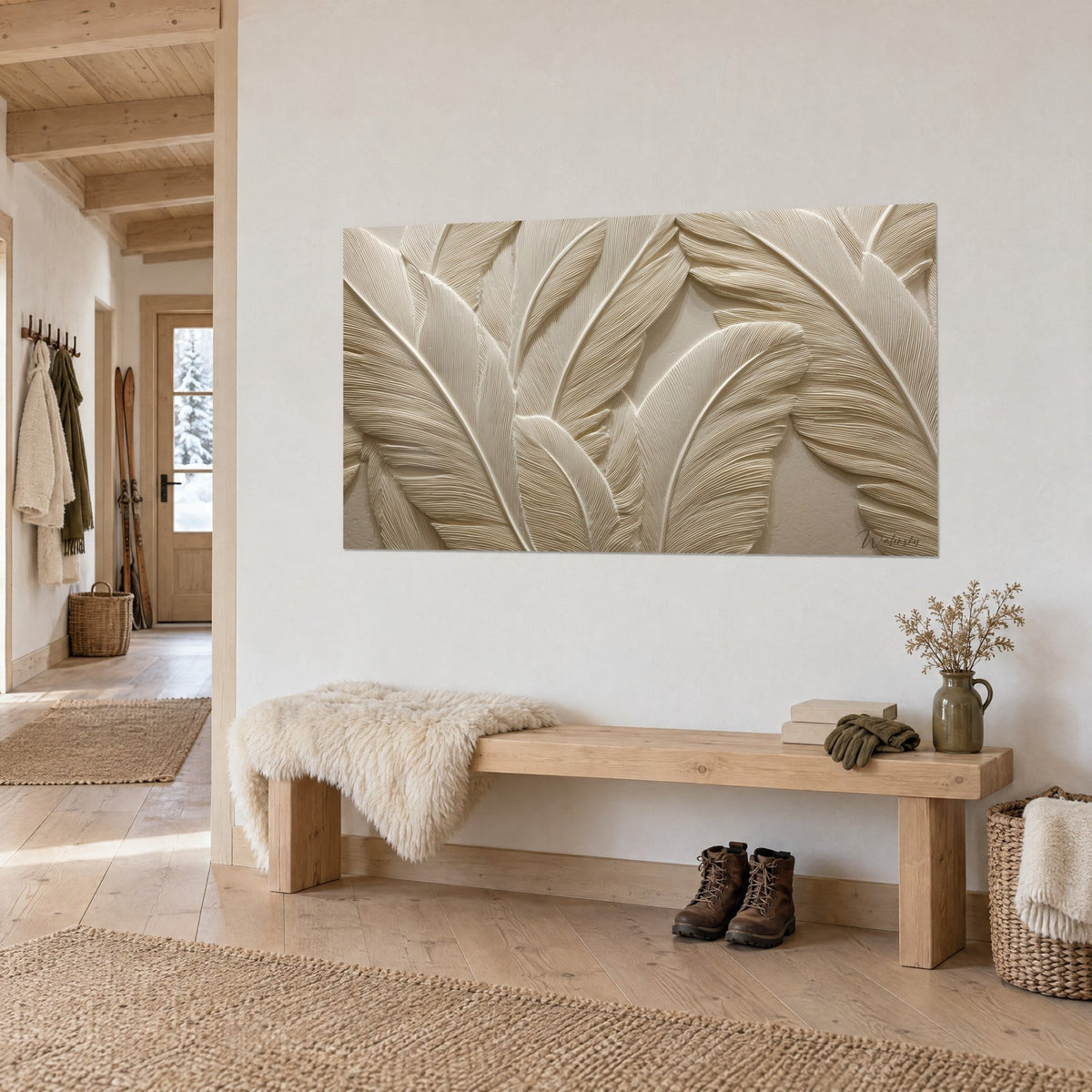 Schilderij met gebeeldhouwde crèmewitte varenbladeren, uitstekende nerven in goudbeige, boven een bank van licht hout in een chaletentree