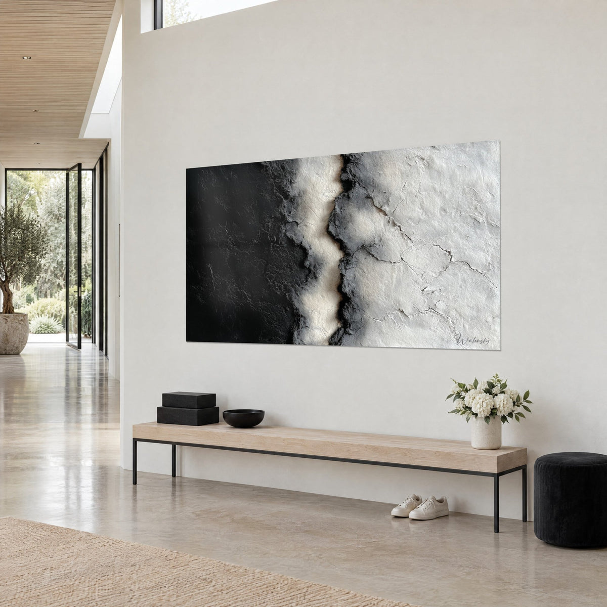 Quadro di una fessura sinuosa avorio tra roccia carbone e intonaco screpolato, vista di scorcio, panca in legno, parete beige chiaro