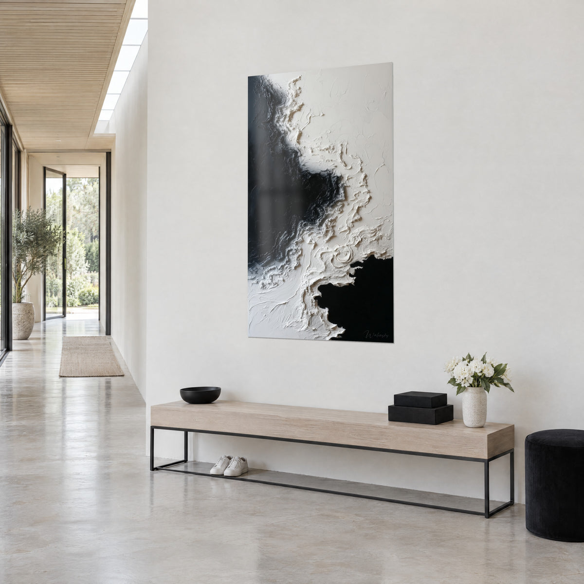 Schilderij met dikke golven crèmewitte verf op gitzwarte achtergrond, driekwart zicht, gang van een architectenwoning