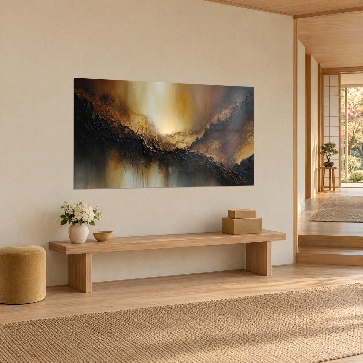Gemälde dunkle rissige Erde unter einem zarten goldenen Schein, Ocker und Braun, cremefarbene Wand eines Japandi-Flurs