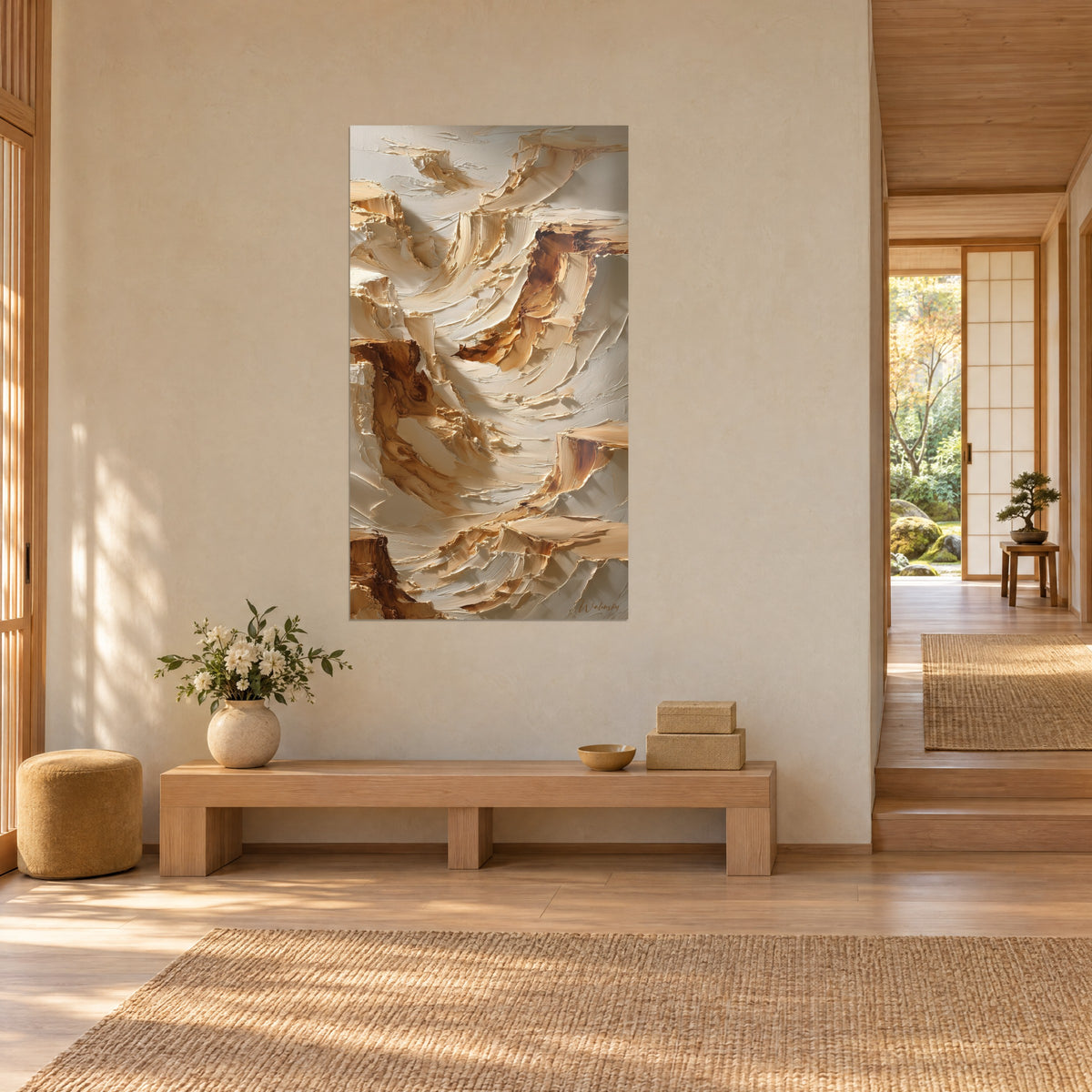 Quadro canyon astratto con strati color crema e marrone caramello, a figura intera accanto a una panca in legno, soggiorno japandi illuminato