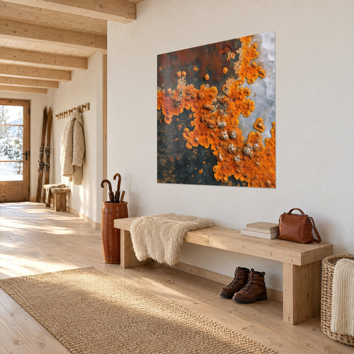 Quadro con placche di ruggine arancio e ocra su acciaio scuro, appeso nel corridoio di uno chalet in legno chiaro