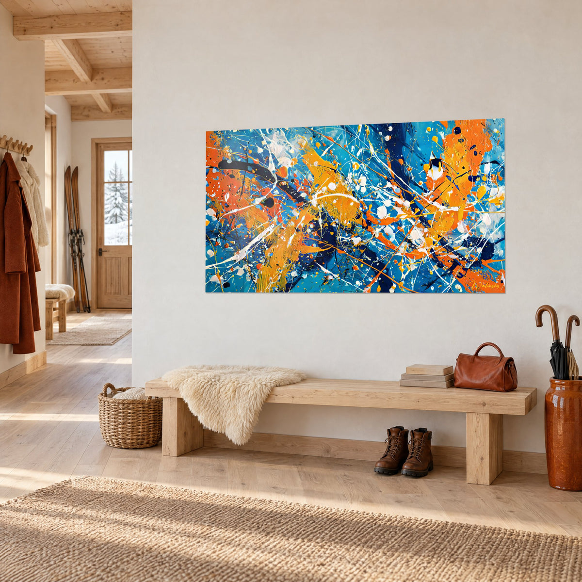 Tableau peinture abstraite projetée en jaune ocre et bleu roi, vu de trois-quarts, sur un mur blanc de chalet près d'un banc