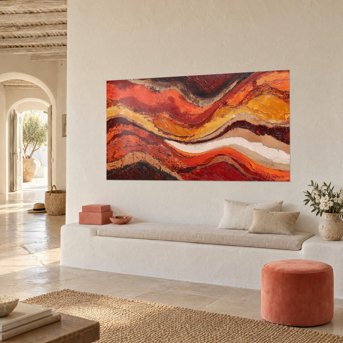 Cuadro de bandas sinuosas naranja vivo y blanco crema, empastes de pintura, sobre pared encalada, banqueta y puf de terracota