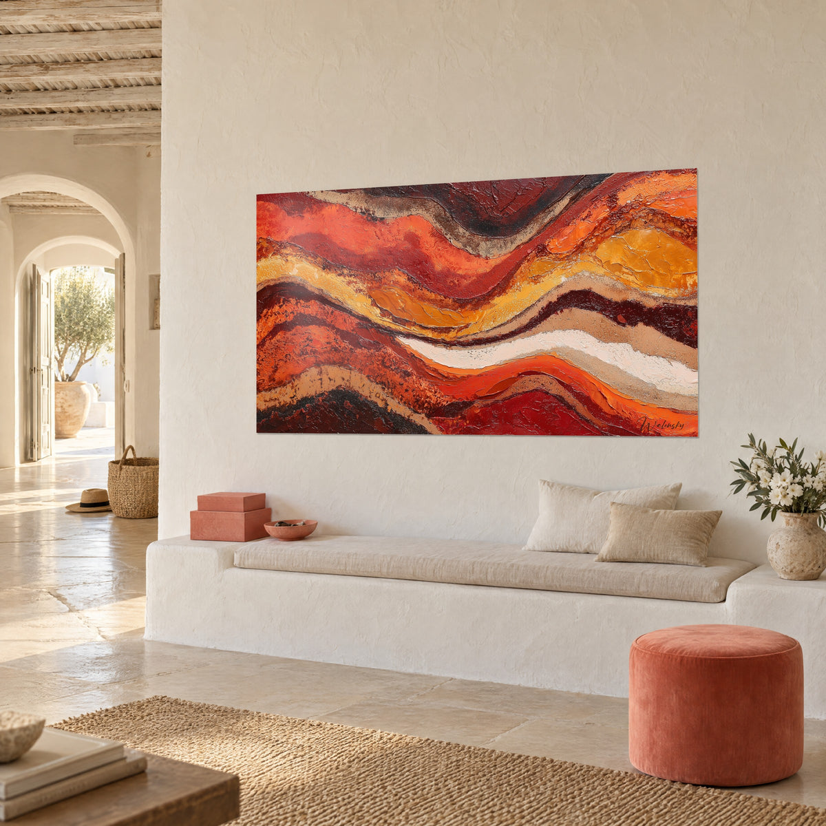 Cuadro de bandas sinuosas naranja vivo y blanco crema, empastes de pintura, sobre pared encalada, banqueta y puf de terracota