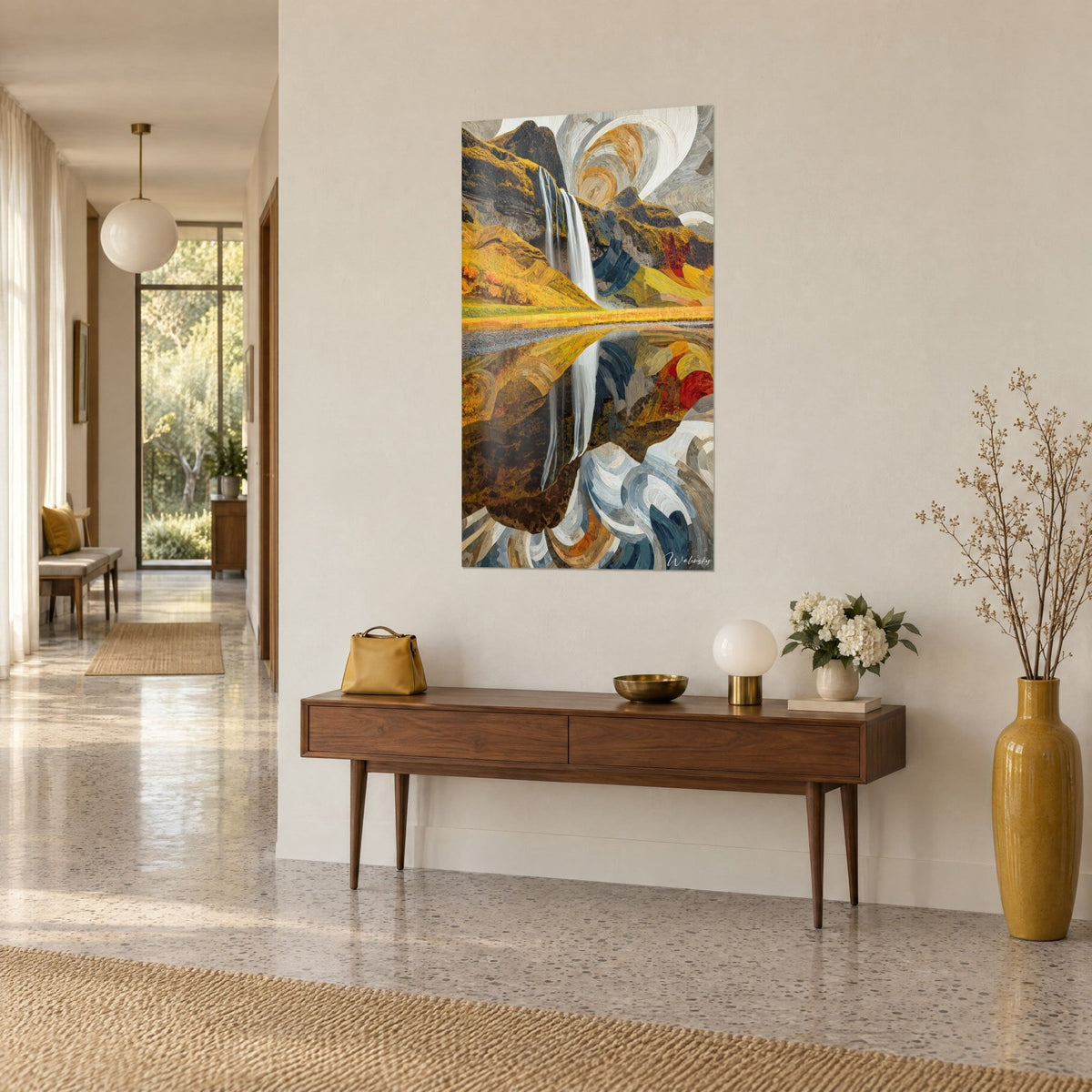 Tableau torrent doré aux courbes tourbillonnantes, jaune moutarde et gris acier, au mur d'un couloir, console en bois