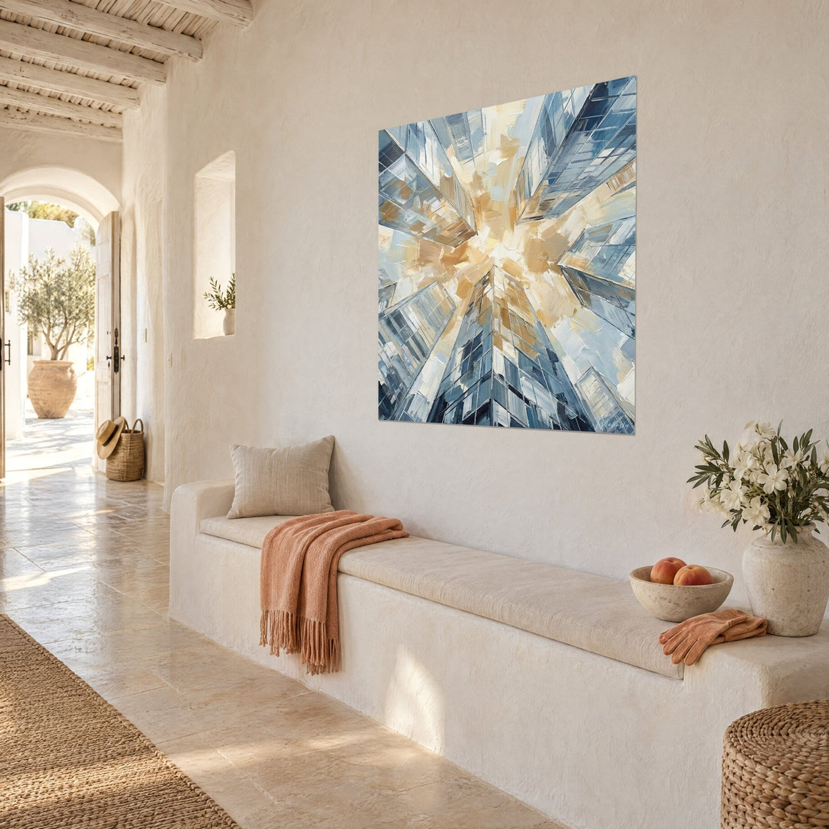 Schilderij glazen torens die samenkomen naar een crème- en gouden hemel, dikke grijsblauwe streken, op een witgekalkte muur, Mediterraans huis