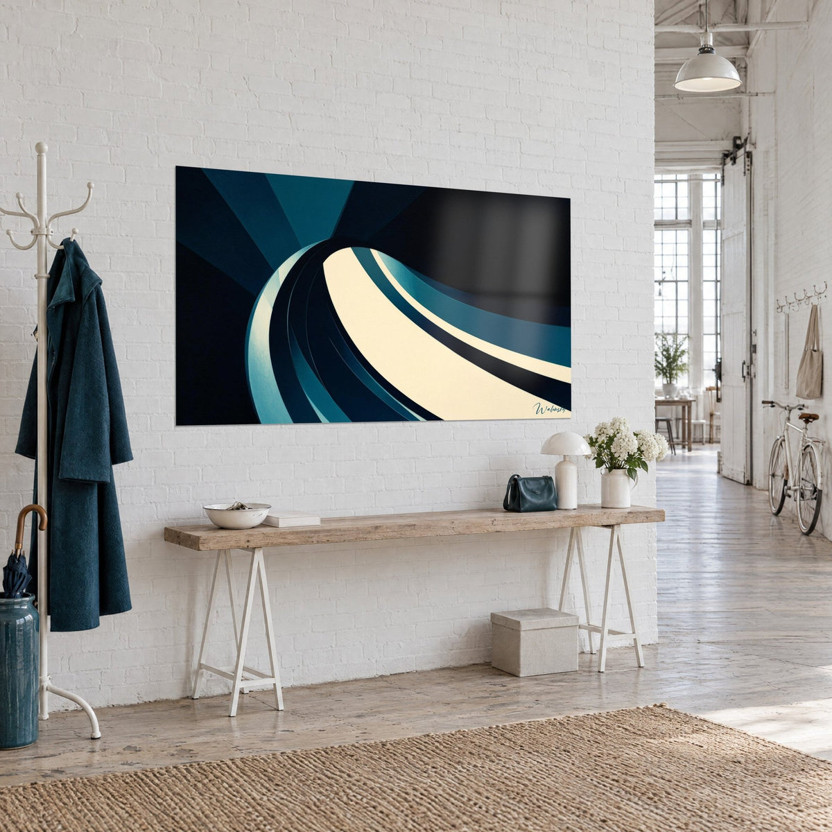 Tableau spirale abstraite aux bandes ivoire et bleu pétrole, vue de trois-quarts sur un mur de briques blanches d'un loft