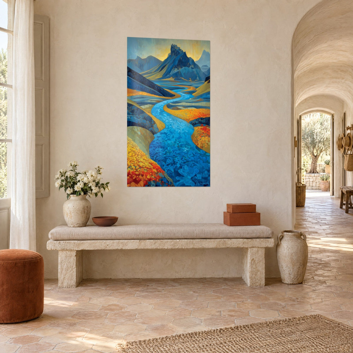 Tableau fleuve d'un bleu vif sinueux, sommet pointu cobalt et landes safran, accroché dans un couloir voûté du mas provençal