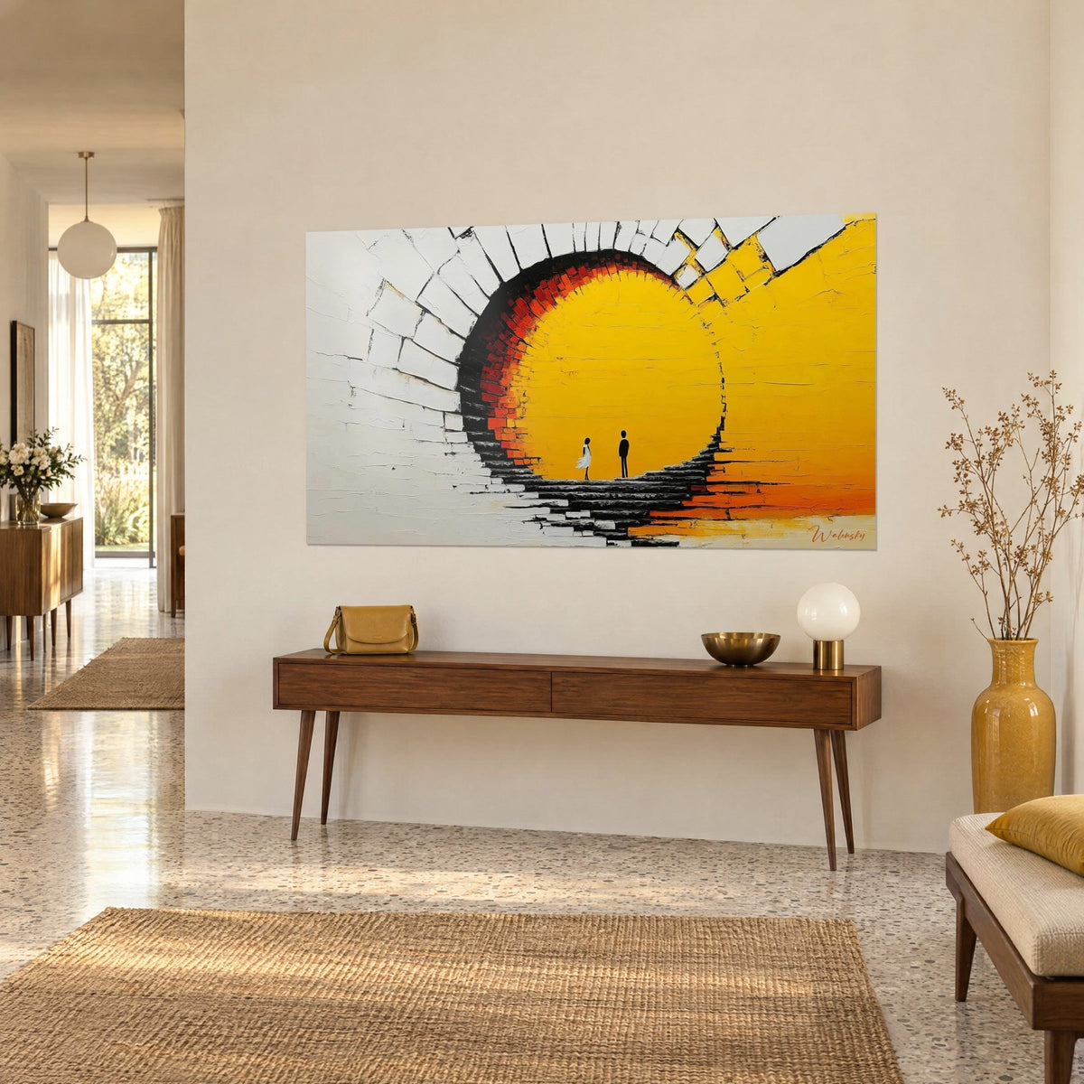 Schilderij van een gewelfde doorgang van witte bakstenen, saffraangele zon omcirkeld door rood en zwart, twee kleine figuren, op een houten console