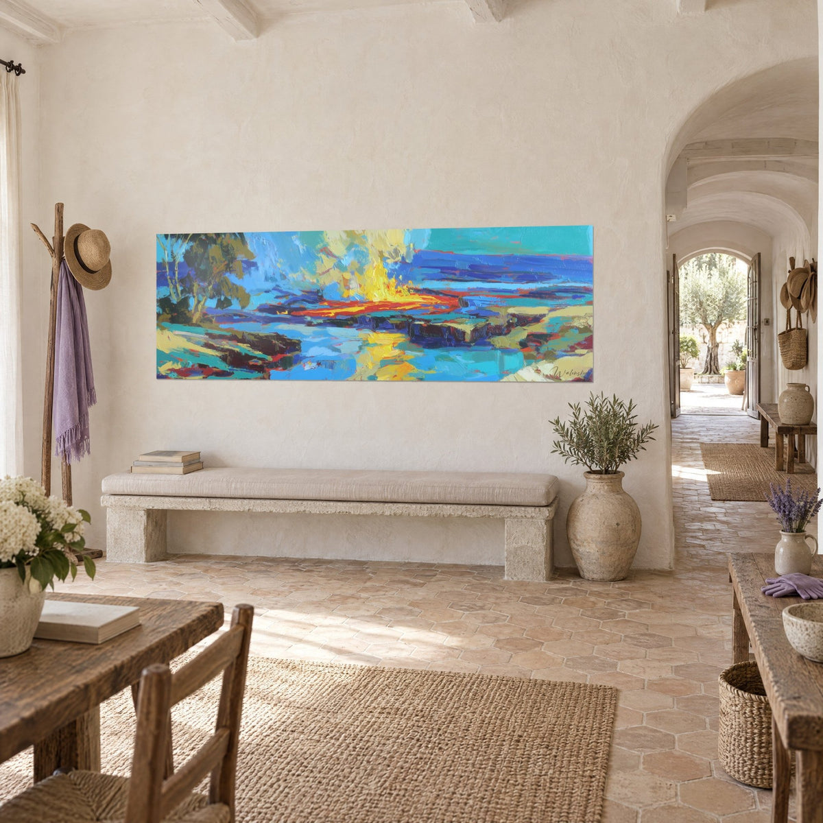 Tableau coulée de feu orangée sur rivage turquoise, ciel vert d'eau et eucalyptus sombre, dans un couloir voûté