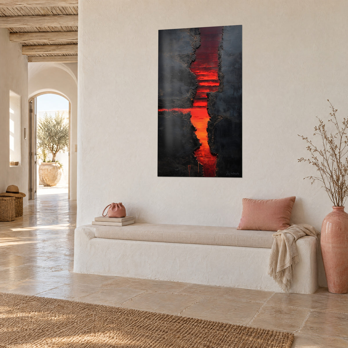 Gemälde rotglühende Lavaspalte zwischen rauen Schieferblöcken, kupferfarbene Funken, aus dreiviertel Ansicht an einer weißen Wand, mediterranes Haus
