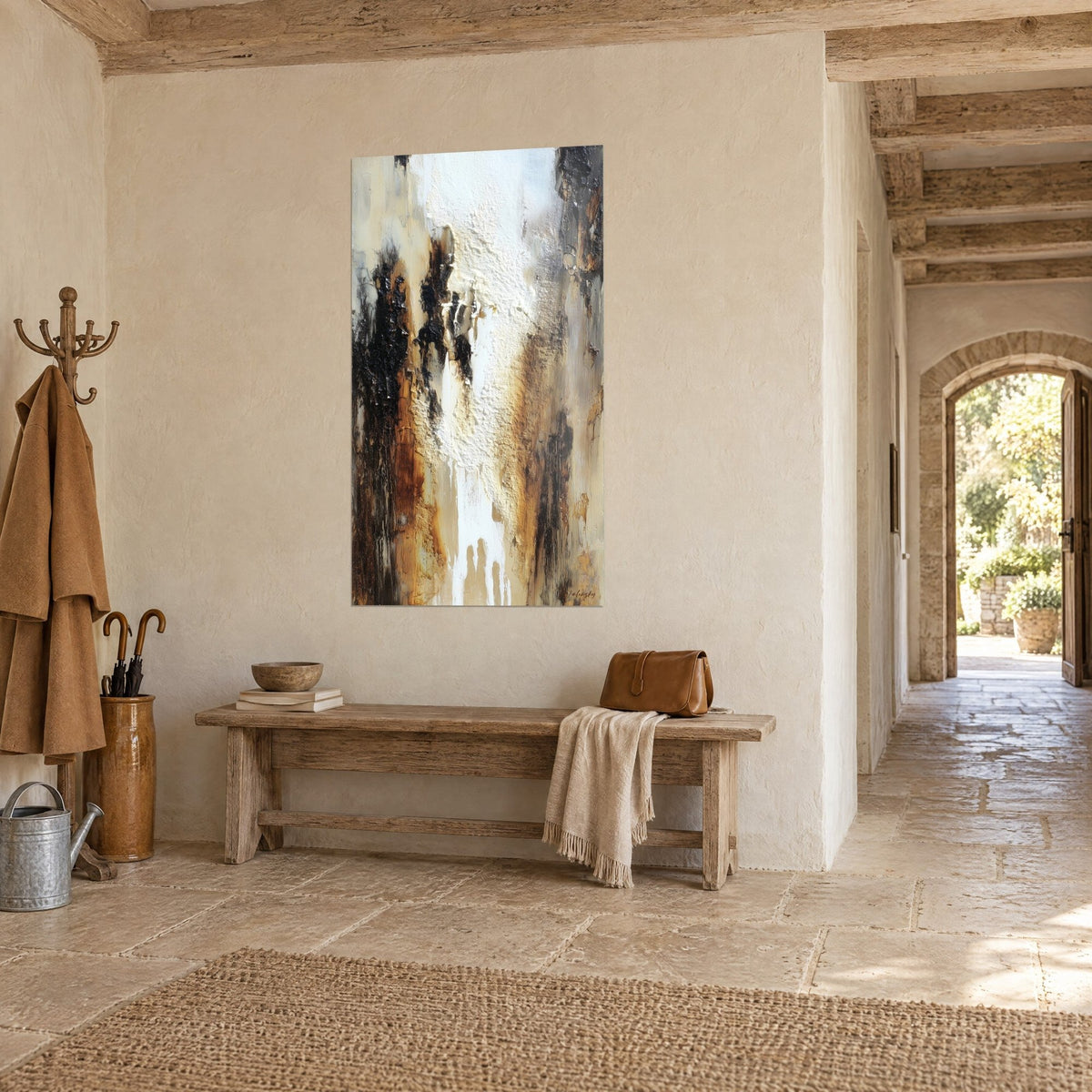 Cuadro cascada de pasta marfil veteada de ocre dorado y negro carbón, pared de cal, banco de madera, pasillo de piedra