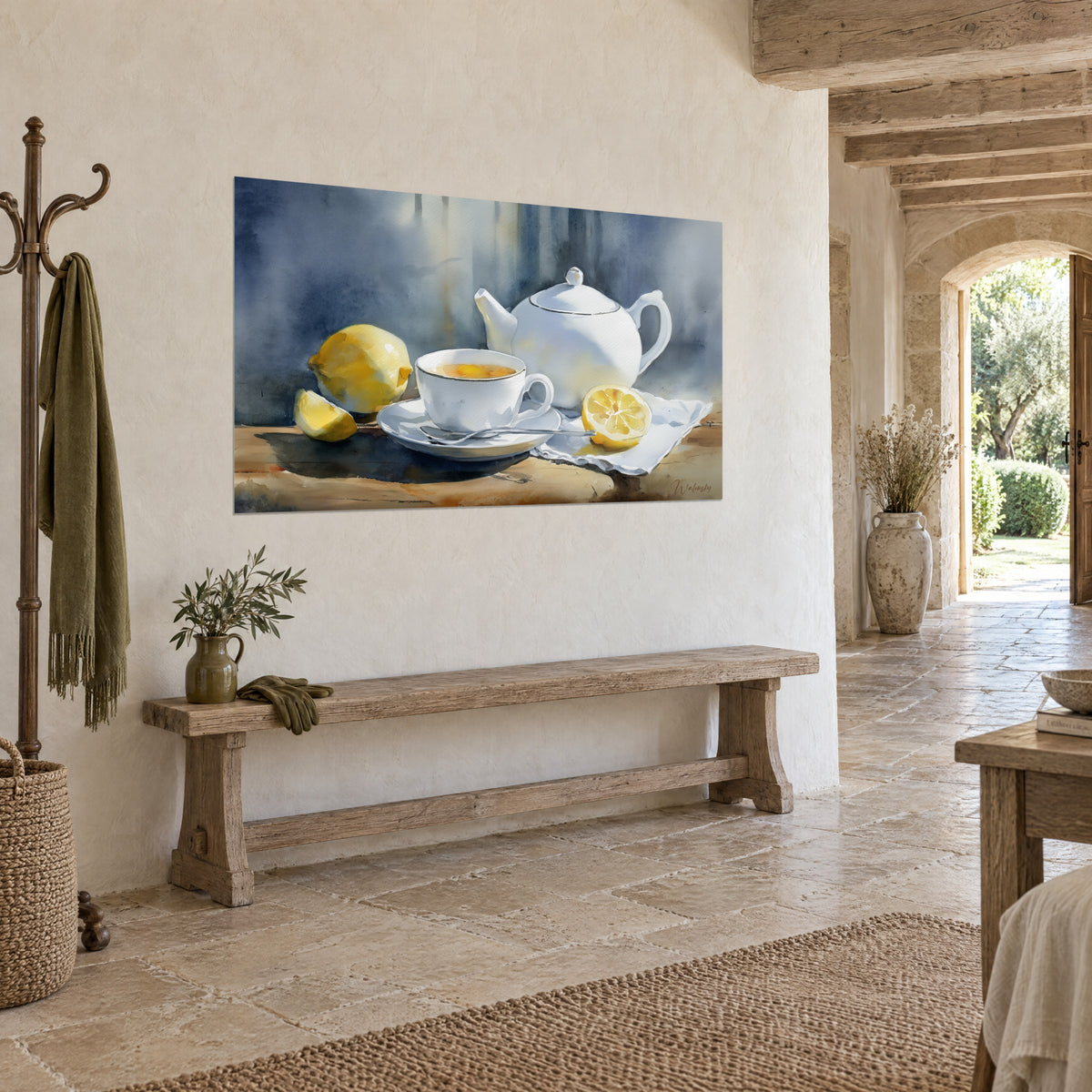 Quadro natura morta ad acquerello di un servizio da tè bianco e di un limone tagliato a metà, giallo e grigio azzurro, su un muro di pietra