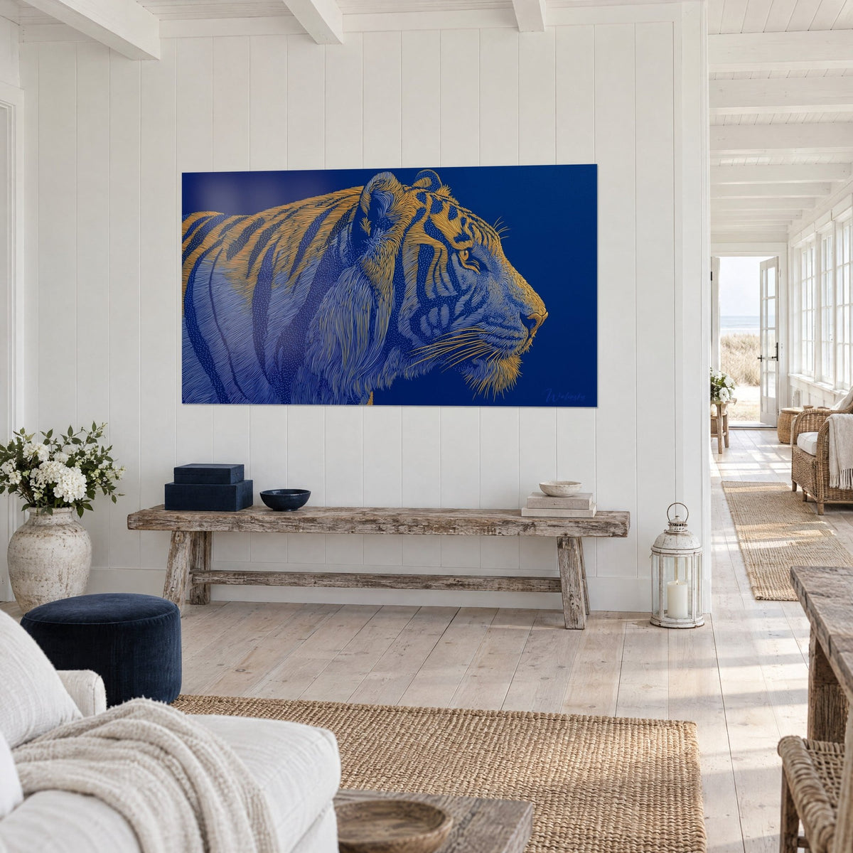 Quadro tigre di profilo con righe dorate incise a fine tratteggio su blu reale, appeso alla parete di una casa sul mare