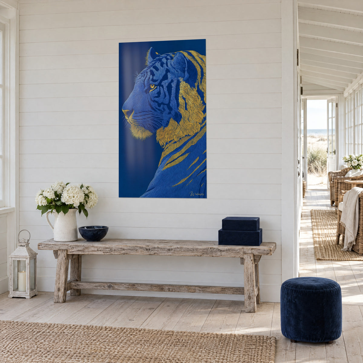 Quadro maestoso felino finemente tratteggiato in blu reale e oro, su una parete bianca a pannelli accanto a una consolle