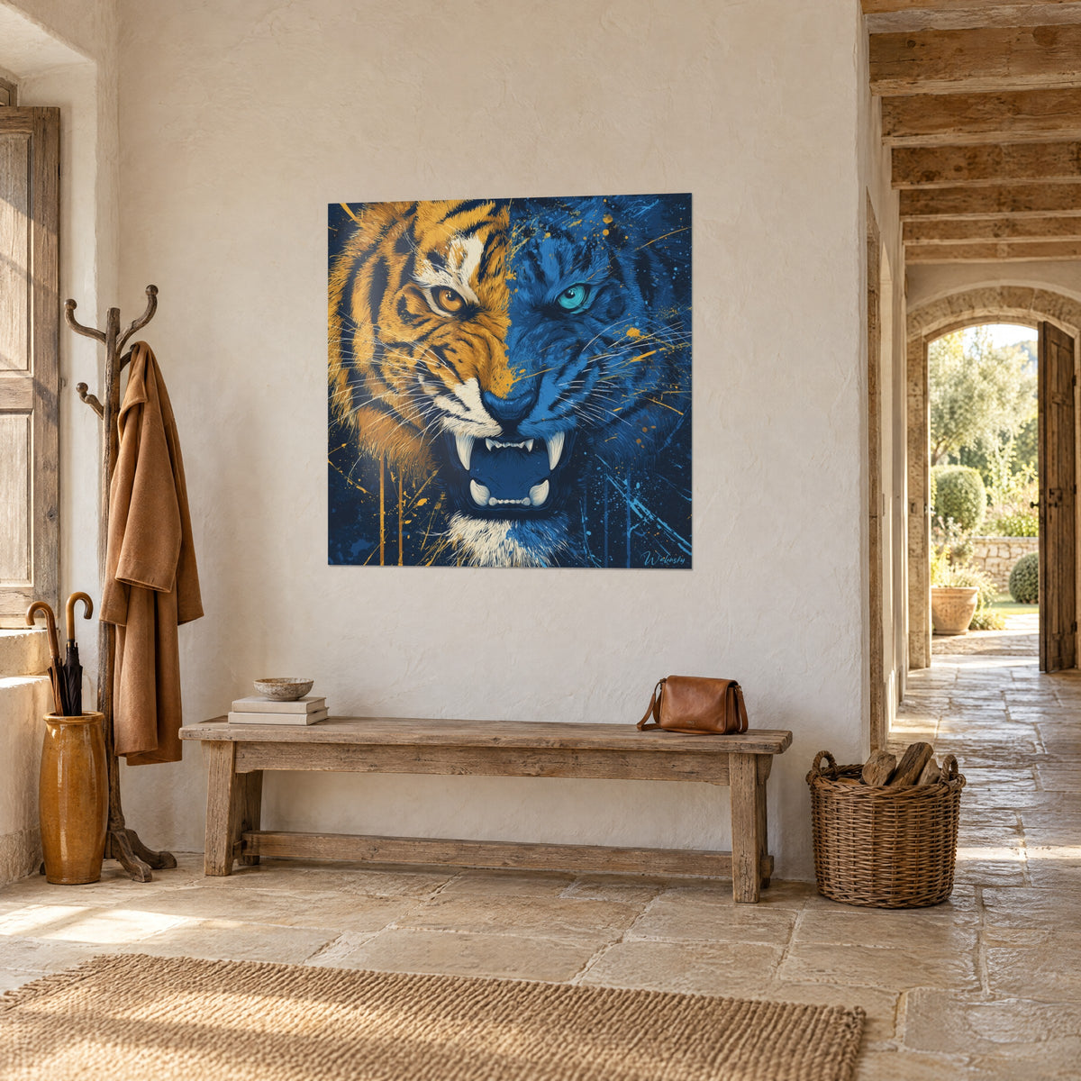 Cuadro felino rugiente en ámbar y azul noche, salpicaduras doradas, colgado en una pared de piedra junto a un arco de piedra