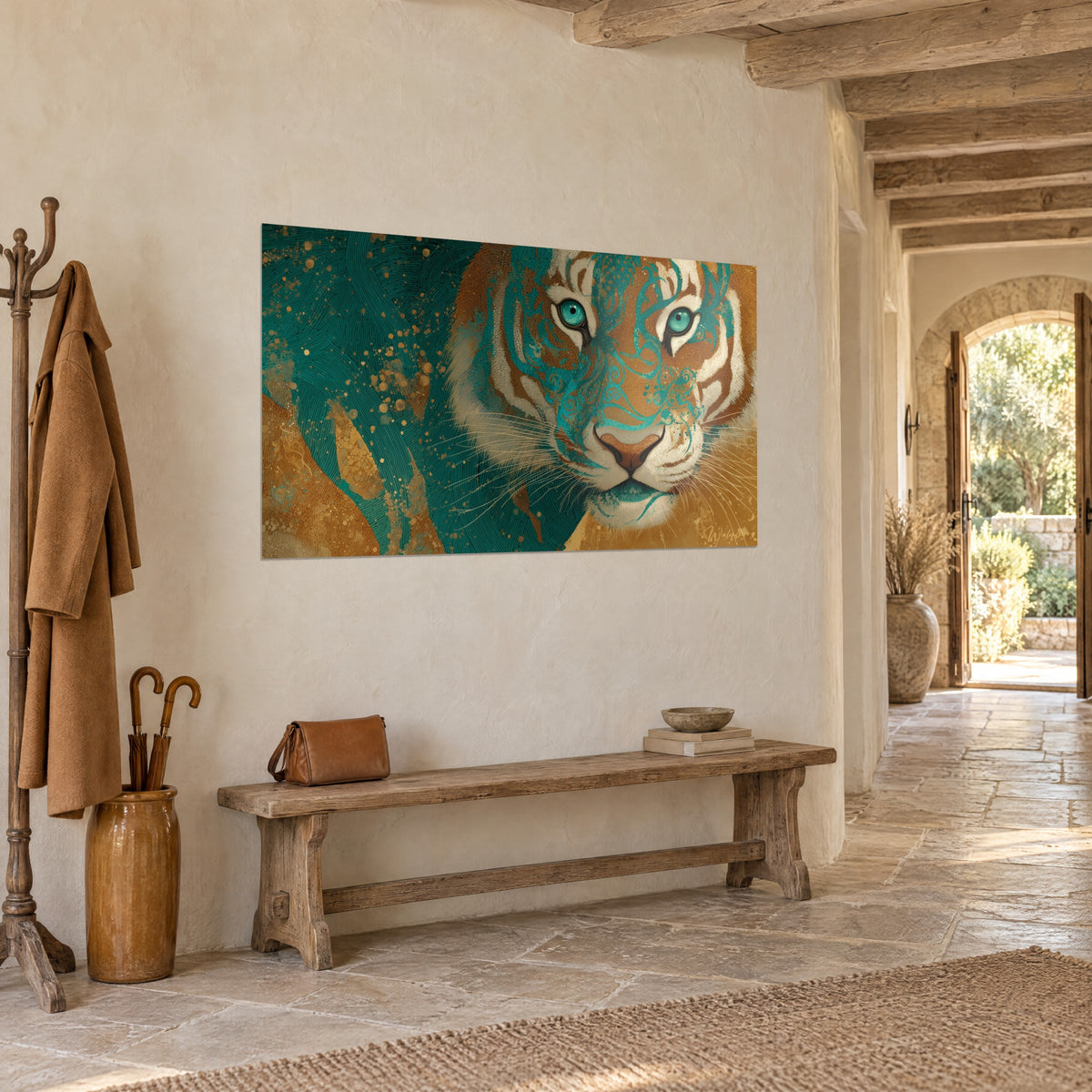 Cuadro de felino con iris azul turquesa y rayas marfil, fondo petróleo salpicado de bronce, entrada de piedra y banco de madera