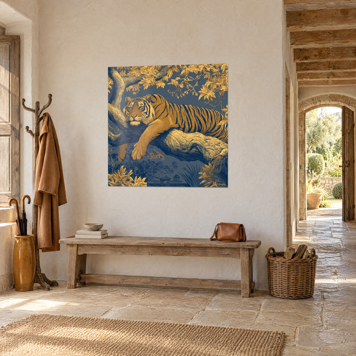 Schilderij van een majestueuze grote kat liggend op een tak in goud en marineblauw, lichte stucwand, houten bank en stenen boog