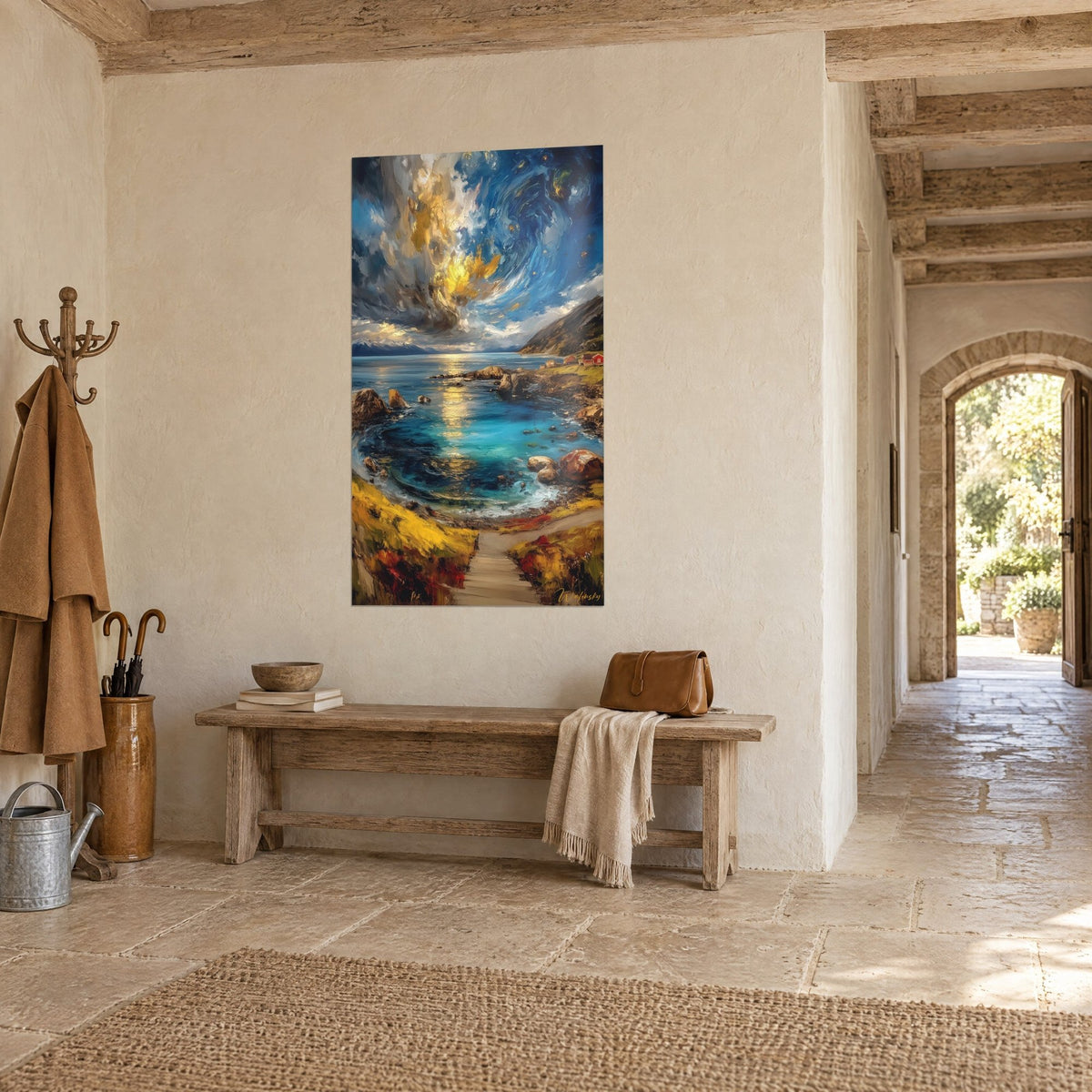 Quadro di una baia serena dalle acque blu cobalto, rocce ocra e una casa rossa, appeso in un corridoio di pietra, vista di tre quarti