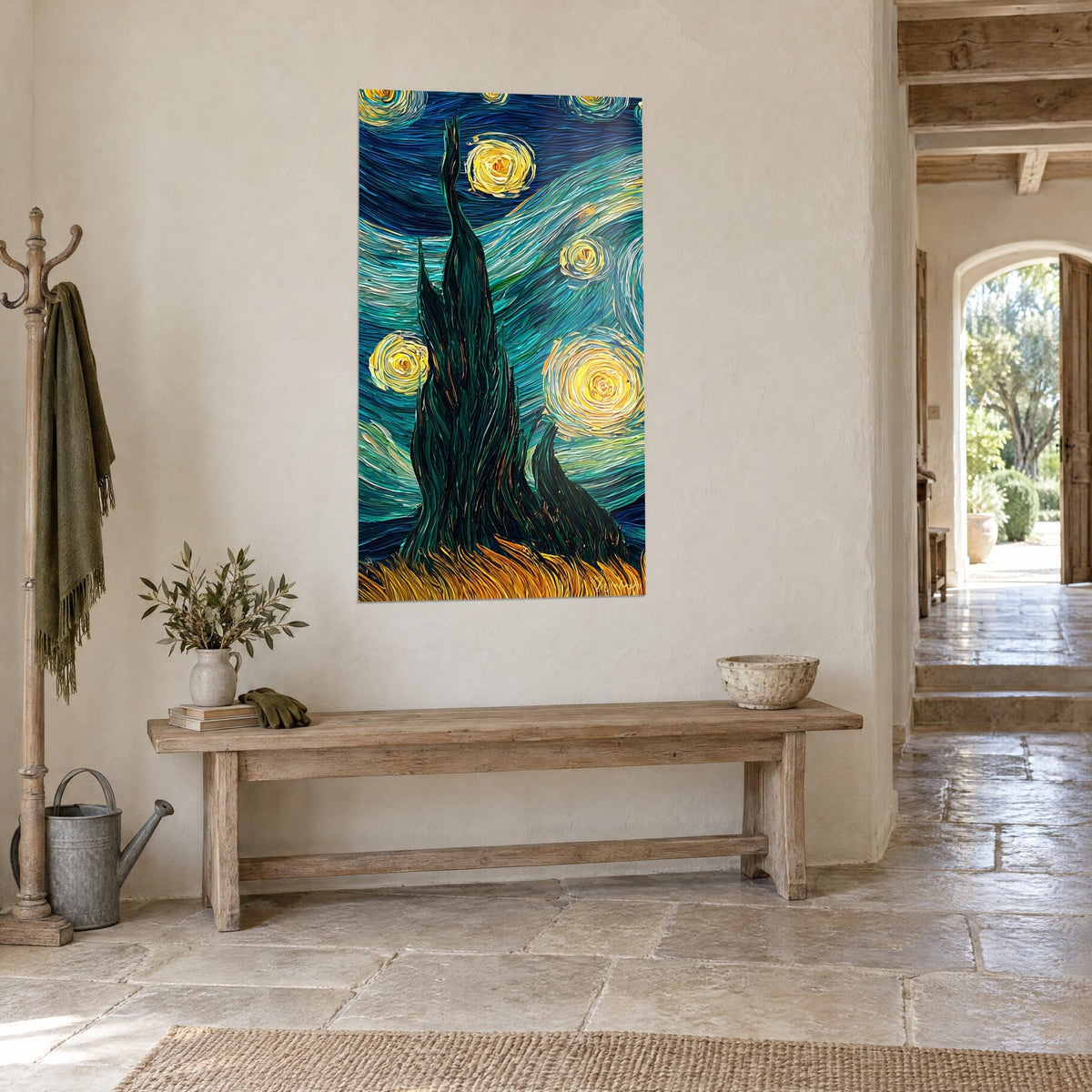 Tableau nuit étoilée en coups de pinceau épais, turquoise et or, cadré dans l'entrée en pierre d'une maison de campagne