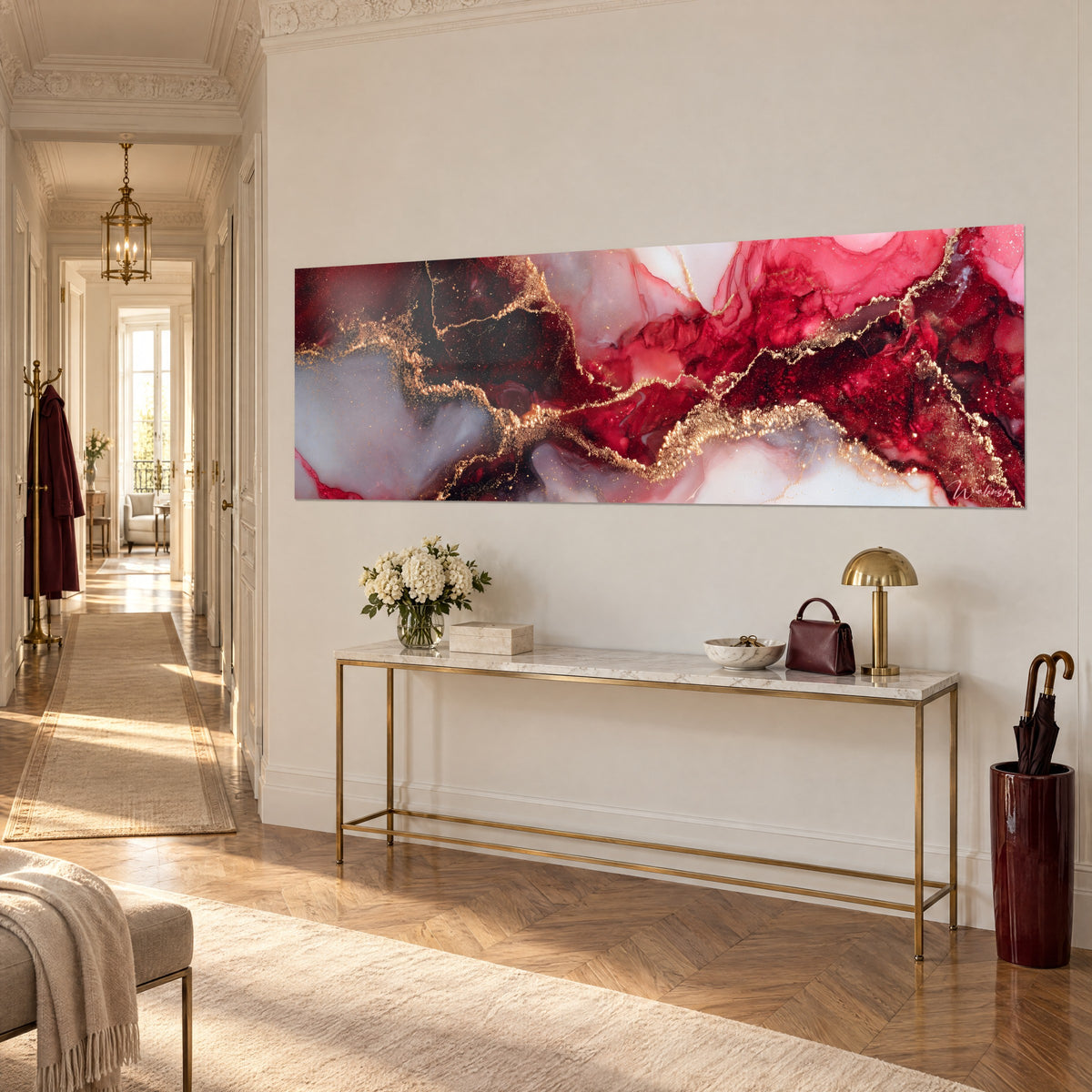 Quadro di inchiostro fluido rosso ciliegia e oro scintillante, sottili crepe dorate su fondo grigio, sopra una consolle in stile haussmanniano