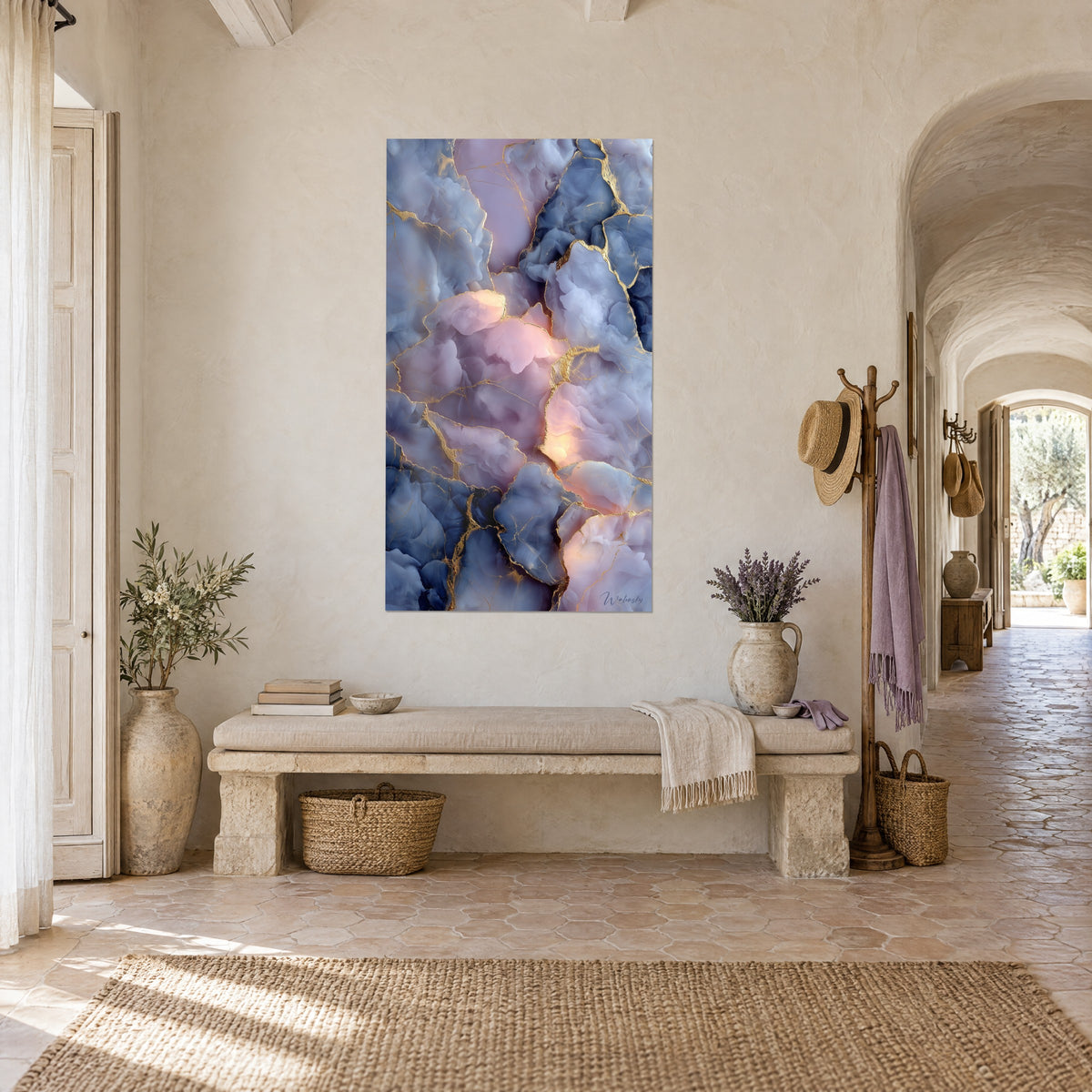 Tableau nuages de pierre bleu-gris et rose nacré aux fines fissures dorées, vue de trois-quarts sur un mur de mas provençal