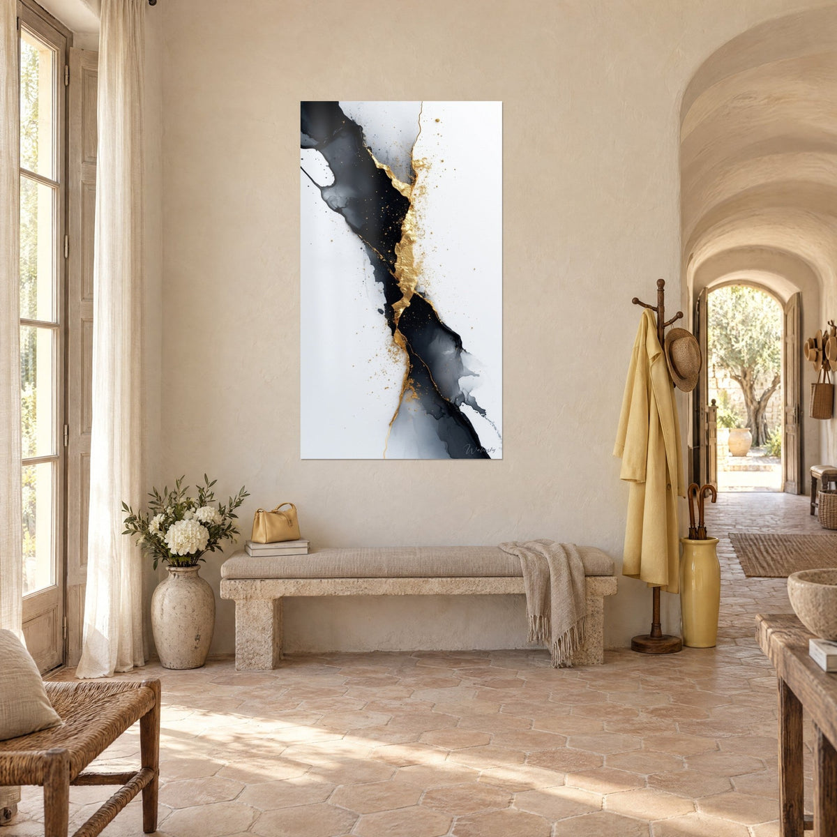 Cuadro con veta de oro irregular que atraviesa mármol negro tinta y blanco, pared crema, pasillo abovedado de un mas provenzal