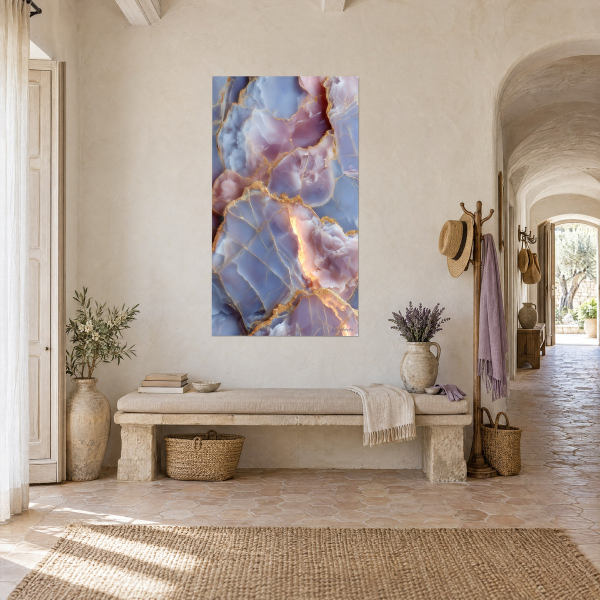 Gemälde Edelsteinbild mit goldenen Rissen, Pervenche-Blau und Puderrosa, an einer verputzten Wand neben einer Steinbank, provenzalisches Landhaus