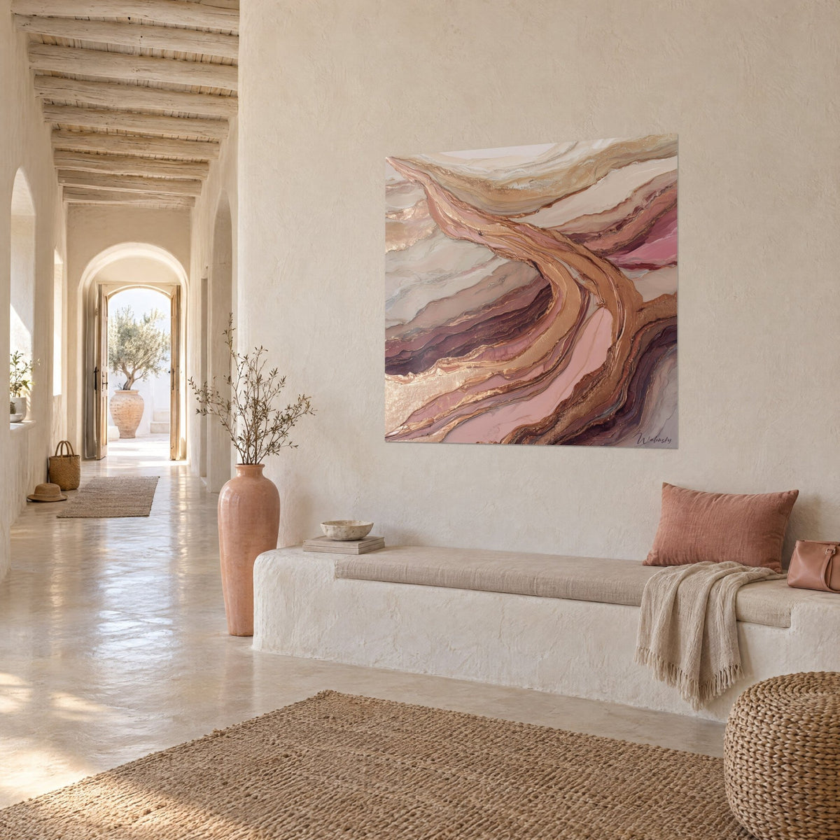 Cuadro de olas de piedra malva y bronce brillante, gran flujo central visto de lado, pared crema de un pasillo con arcos