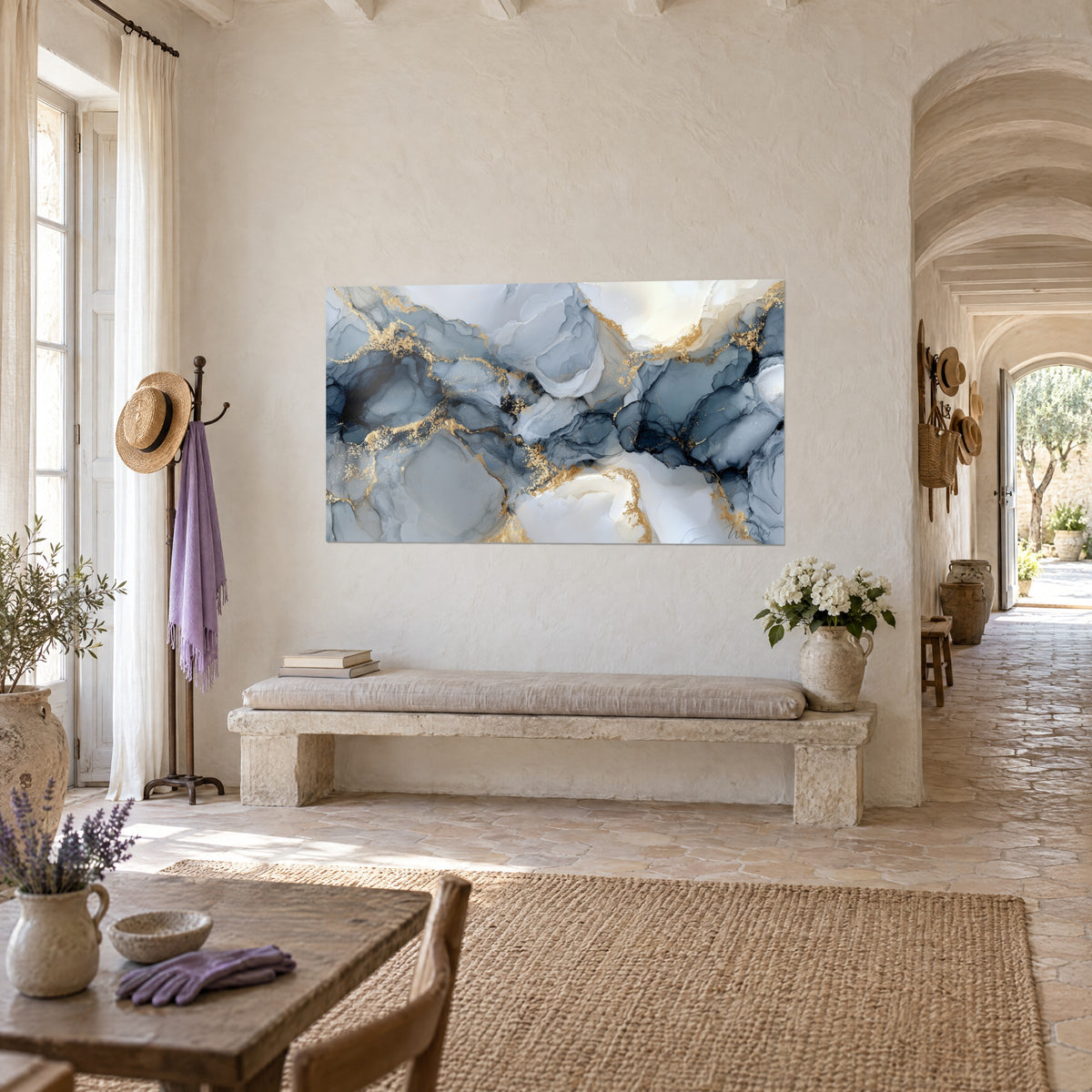 Cuadro tinta mineral azul pizarra y blanco crema surcado de purpurina dorada, pared beige, banco de piedra, masía provenzal