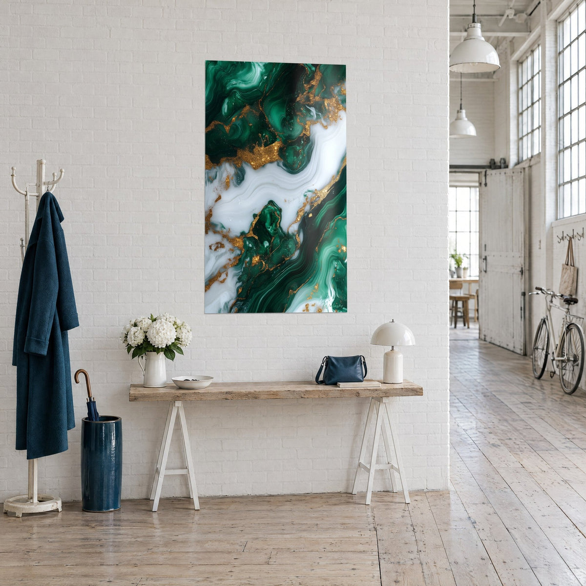 Tableau volutes vert sapin et blanc laiteux aux paillettes dorées, pendu au-dessus d'une console en bois dans un loft