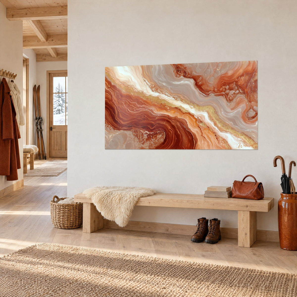 Schilderij met minerale marmering in terracotta en crème, gouden glinstering, hangend in driekwart zicht boven een houten bank in de hal