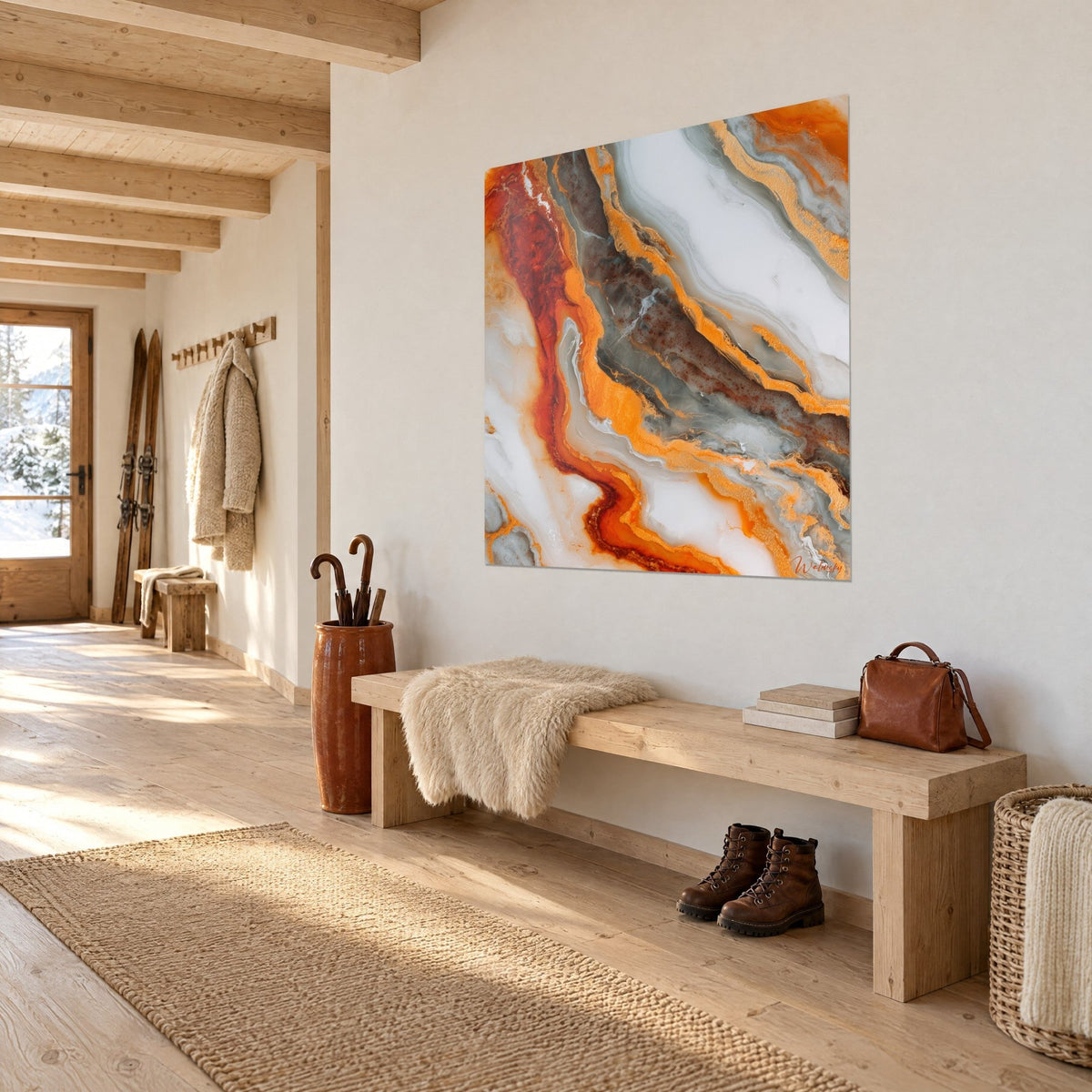 Tableau onyx abstrait aux coulées orange brûlé et blanc perlé, accroché de trois-quarts au-dessus d'un banc en bois clair d'entrée