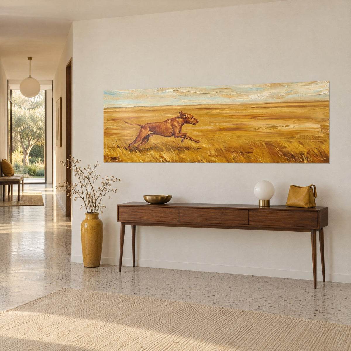 Cuadro de un Vizsla cobrizo al galope, hierbas ocre y amarillo azafrán en pintura gruesa, encima de una consola de madera oscura