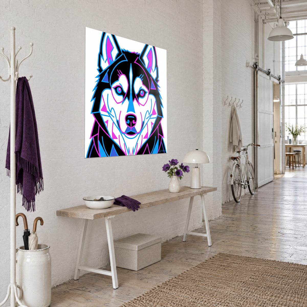 Schilderij Geometrisch portret van een wolfshond, witte snuit omlijst door fuchsia en hemelsblauw, witte muur van het kunstenaarsloft