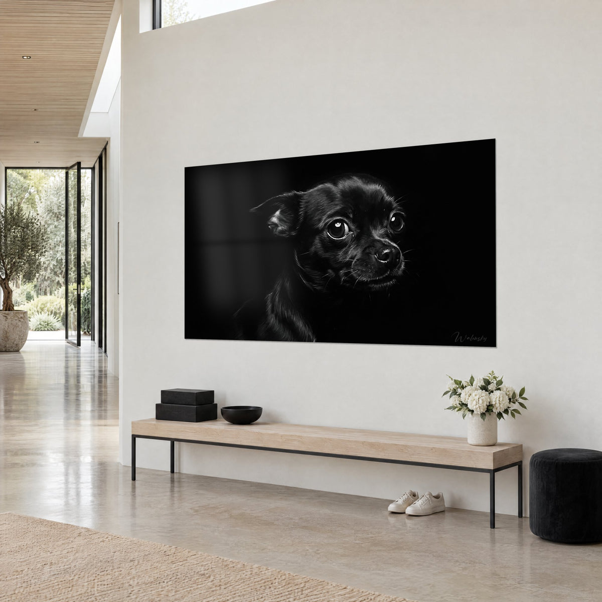 Πίνακας chihuahua με μαύρη σαν μελάνι τρίχα και ασημένια μουστάκια, αυτί τεντωμένο, κρεμασμένος πάνω από ξύλινο παγκάκι ανοιχτόχρωμο